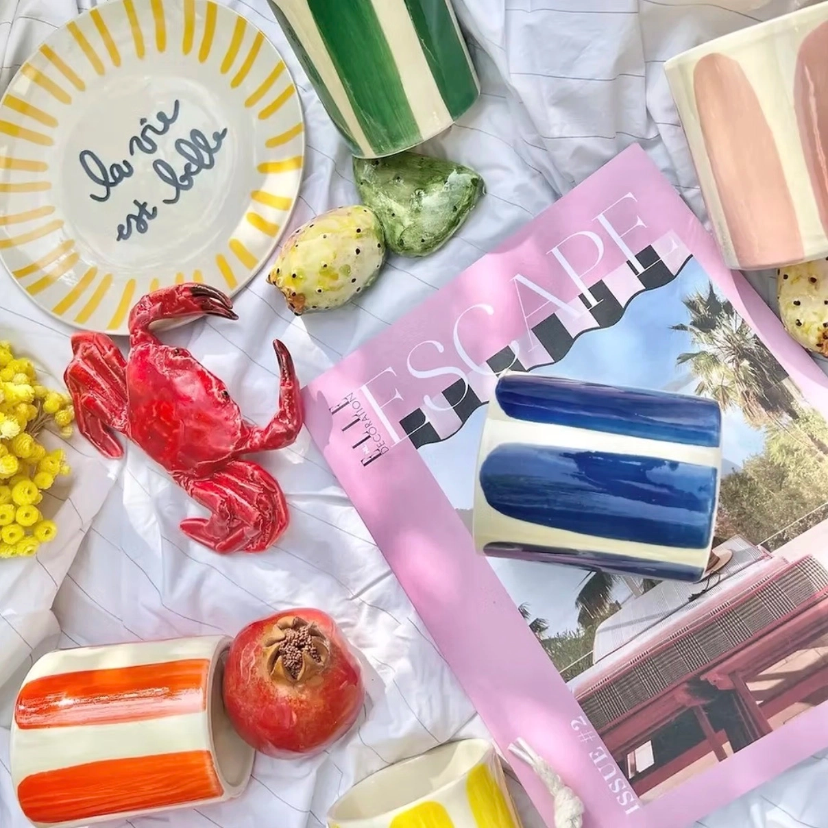 Bougie en céramique émaillée coulée à la main en région Parisienne.
Contenant : 220 grammes
Durée de combustion : 60 à 80 heures.
Composition : Cire de soja 100% naturelle, mèche en coton sans plomb, parfums Français de Grasse. (Vegan, sans ogm).
Pot en céramique fabriqué en Espagne.
Bougie vendue dans son pochon en coton.