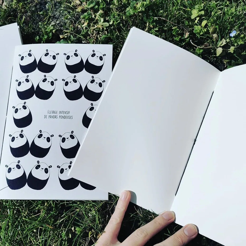 Pandœuf, le petit œuf de panda pour Pâques : plus original que la classique poule en chocolat, pas de risque de crise de foie avec lui.
Le panda est l'emblème de WWF et il est même devenu un symbole global de lutte contre la disparition des espèces. Et si, au lieu d'acheter des tonnes de chocolat, vous faisiez un don sur le site wwf.fr aujourd'hui ?
Le Fond Mondial pour la Nature (WWF) est l'une des toutes premières organisations indépendantes de protection de l'environnement dans le Monde.
Pour chaque carnet Pandœuf acheté, ahorita s'engage à reverser 1€ à WWF.
Carnet à couverture souple comprenant 40 pages blanches, reliure cousue au fil rouge.
Trois illustrations au choix.
Format A5