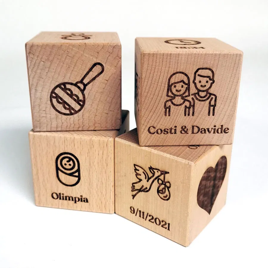 Cube en bois gravé