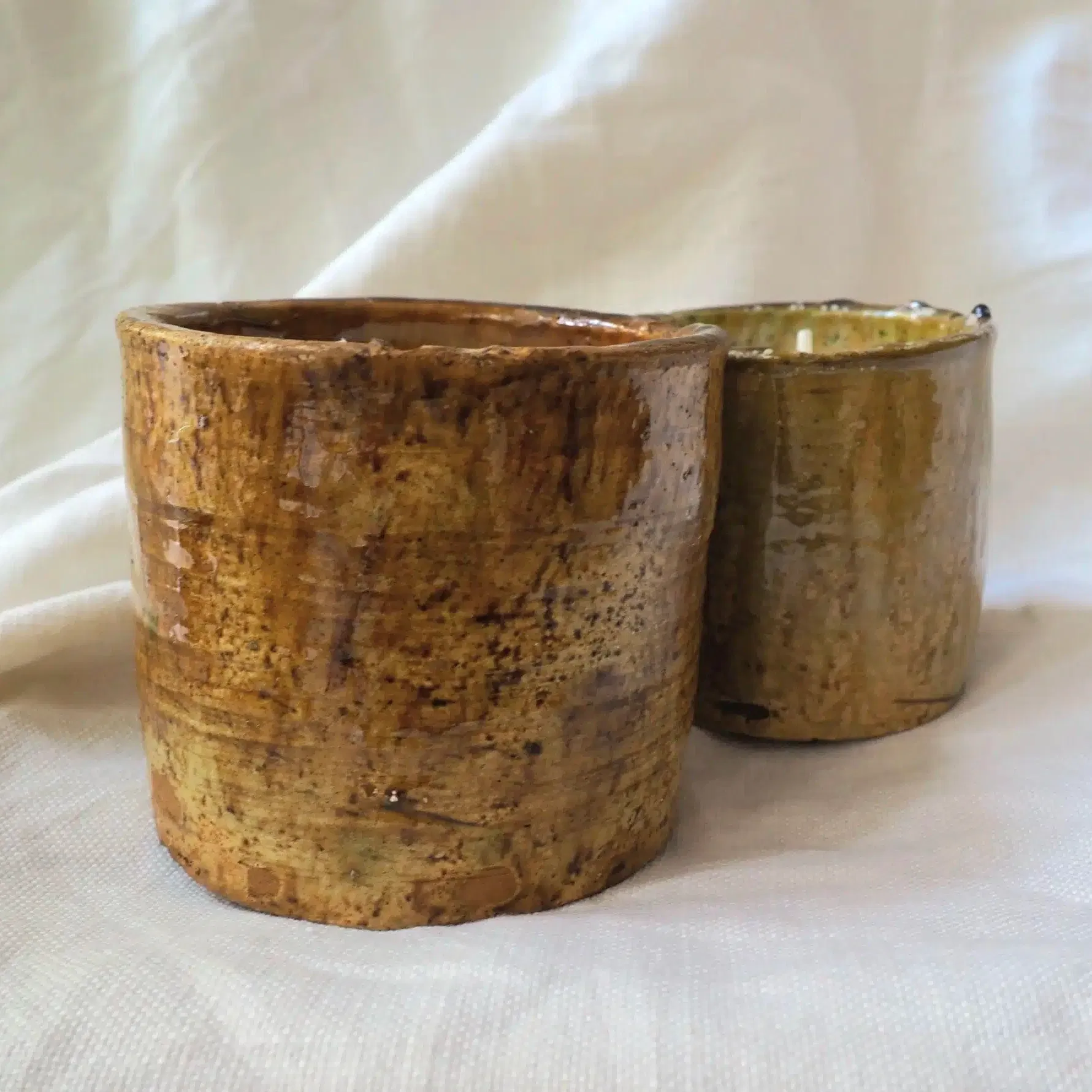 Notre bougie parfumée naturelle Tamegroute à la cire végétale de soja embaumera votre intérieur d’une douce odeur de fleur d’oranger. Le parfum est lui aussi naturel: il est en effet obtenu grâce à la distillation des fleurs d’oranger. Elles sont donc non toxiques et leurs mèches sont 100% coton.
Offrez vous une ambiance chaleureuse et des heures de détente et de voyage en Mediterranée juste grâce à leur odeur, jamais entêtante. La fleur d’oranger possède des vertus apaisantes et relaxantes. Elle aide a soulager les troubles du sommeil par exemple, en favorisant l’endormissement. Elle permet aussi de calmer les crises d’angoisse et réduit le stress.
Une fois terminées, réutilisez les contenants de ces bougies comme objet décoratif et pratique! Ces jolis pots trouveront leur place dans une cuisine, salle de bain ou sur un bureau…
Tailles: Les grandes bougies disposant de 2 mèches vous offriront plus de 60 heures de combustion. Elles mesurent environ 12 cm de diamètre pour 11cm de hauteur