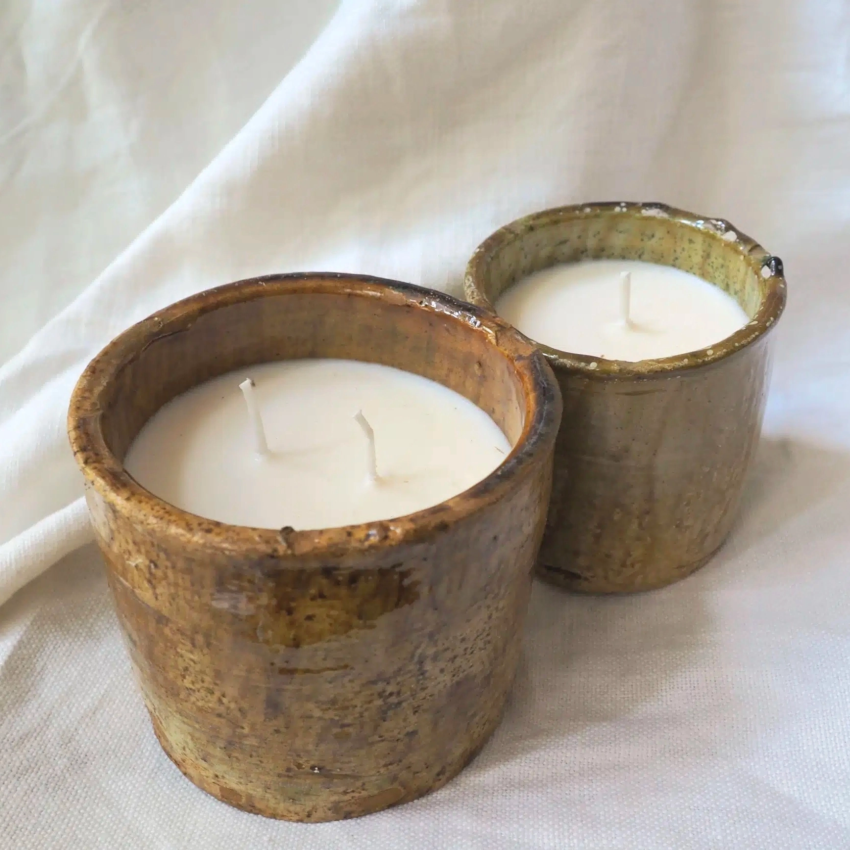 Notre bougie parfumée naturelle Tamegroute à la cire végétale de soja embaumera votre intérieur d’une douce odeur de fleur d’oranger. Le parfum est lui aussi naturel: il est en effet obtenu grâce à la distillation des fleurs d’oranger. Elles sont donc non toxiques et leurs mèches sont 100% coton.
Offrez vous une ambiance chaleureuse et des heures de détente et de voyage en Mediterranée juste grâce à leur odeur, jamais entêtante. La fleur d’oranger possède des vertus apaisantes et relaxantes. Elle aide a soulager les troubles du sommeil par exemple, en favorisant l’endormissement. Elle permet aussi de calmer les crises d’angoisse et réduit le stress.
Une fois terminées, réutilisez les contenants de ces bougies comme objet décoratif et pratique! Ces jolis pots trouveront leur place dans une cuisine, salle de bain ou sur un bureau…
Tailles: Les grandes bougies disposant de 2 mèches vous offriront plus de 60 heures de combustion. Elles mesurent environ 12 cm de diamètre pour 11cm de hauteur