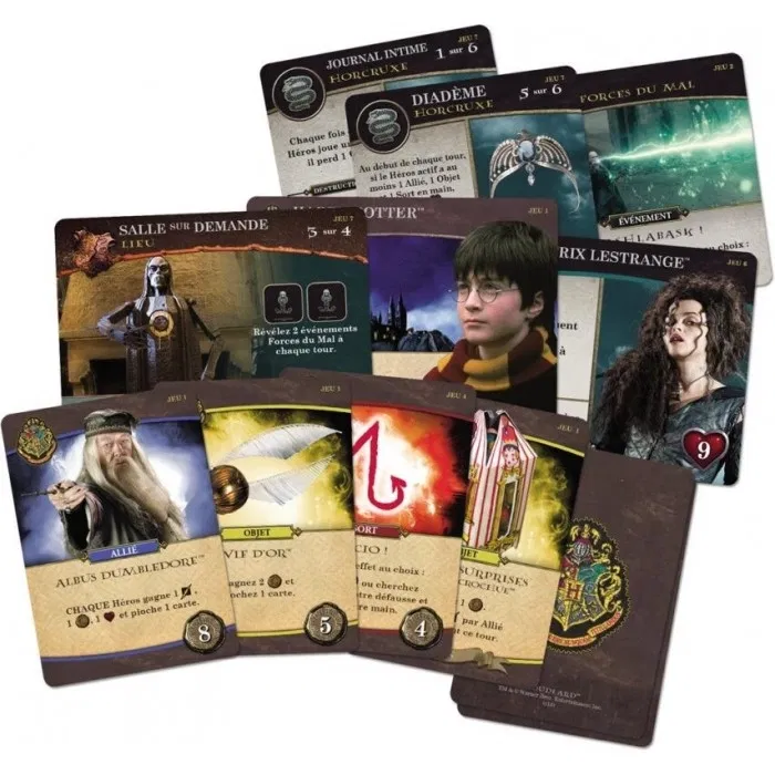 Revivez les aventures de Harry Potter, Hermione Granger, Ron Weasley et Neville Londubat ! Ce jeu de deckbuilding coopératif transporte les joueurs dans Poudlard, durant sept scénarios. À eux de vaincre les antagonistes emblématiques de la saga, grâce aux sorts, artefacts et alliés tout aussi mythiques. Plus la campagne avance, plus leurs adversaires seront nombreux, déterminés et puissants !
Hogwart’s Battle est un jeu accessible à tous les fans de Harry Potter. Les 3 premiers scénarios sont parfaits pour s’emparer des règles, avant de plonger dans le combat contre les forces de Celui-Dont-On-Ne-Doit-Pas-Prononcer-Le-Nom !