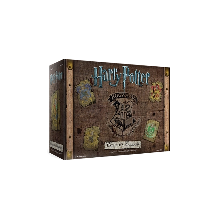 Revivez les aventures de Harry Potter, Hermione Granger, Ron Weasley et Neville Londubat ! Ce jeu de deckbuilding coopératif transporte les joueurs dans Poudlard, durant sept scénarios. À eux de vaincre les antagonistes emblématiques de la saga, grâce aux sorts, artefacts et alliés tout aussi mythiques. Plus la campagne avance, plus leurs adversaires seront nombreux, déterminés et puissants !
Hogwart’s Battle est un jeu accessible à tous les fans de Harry Potter. Les 3 premiers scénarios sont parfaits pour s’emparer des règles, avant de plonger dans le combat contre les forces de Celui-Dont-On-Ne-Doit-Pas-Prononcer-Le-Nom !