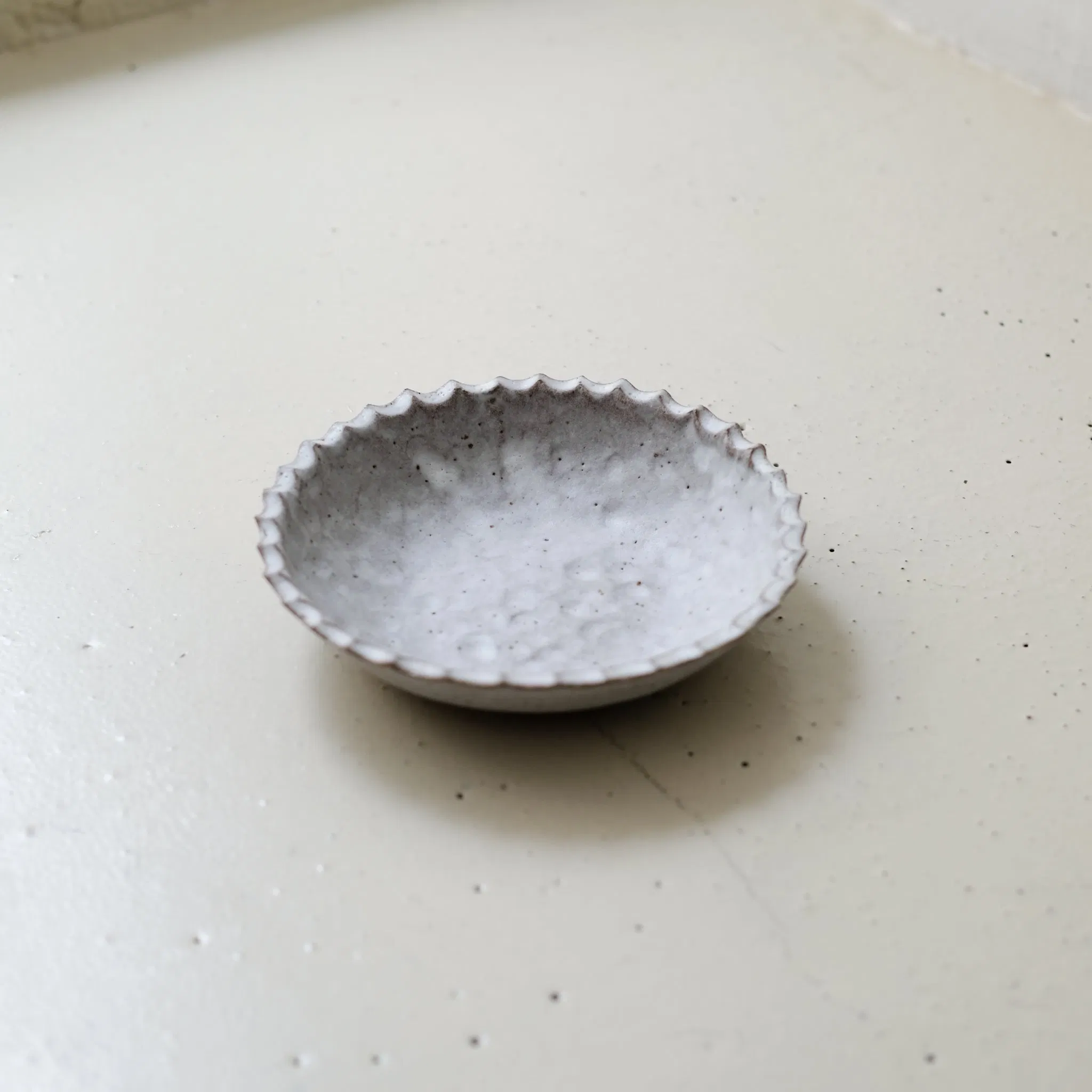 Assiette creuse "Fleur" en grès D 18cm - blanc mat