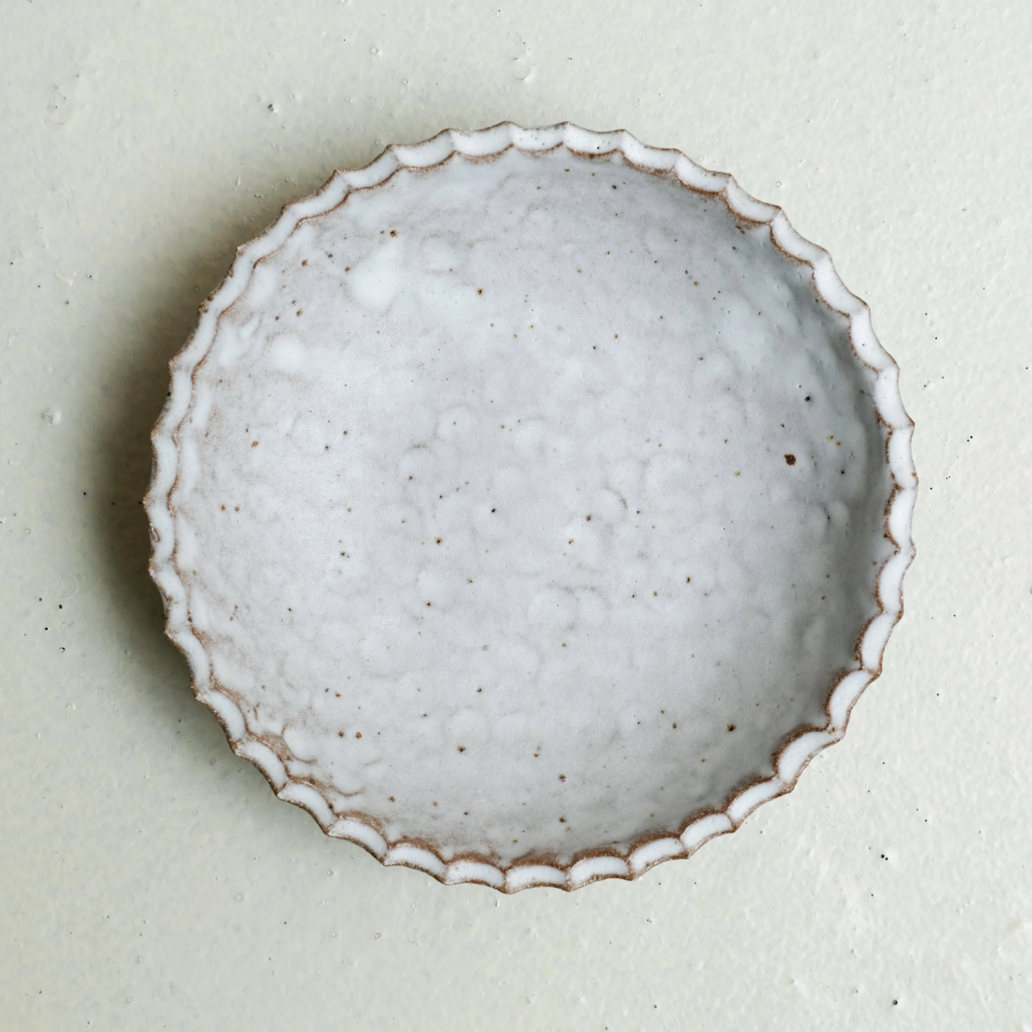 Assiette creuse "Fleur" en grès D 18cm - blanc mat