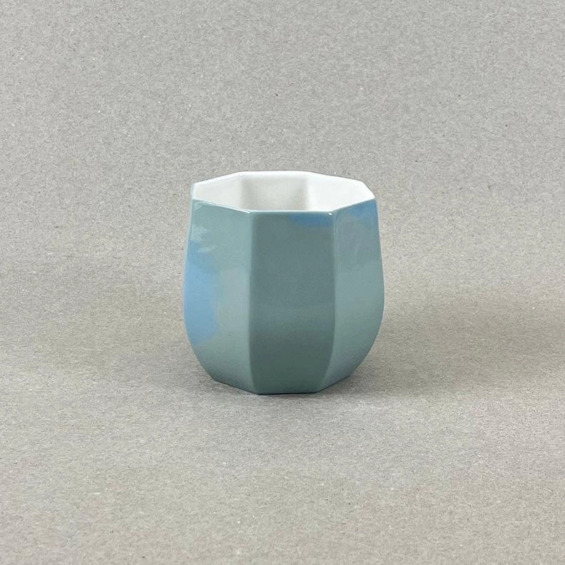 Porcelaine teintée dans la masse, couleur vert de gris Pièces à colorations variables. 9 x 9 x 8 cm. Ino, protectrice des marins et des naufragés, déesse des mers calmes. Une idée apaisante qu'il est rassurant d'avoir chez soi. Ce cache-pot aux allures de petit tonneau semble pouvoir résister aux tempêtes, et hébergera certainement nos plantes préférées, celles qu'on emmènera en toutes circonstances. Les pièces sont obtenues par coulage, une à une, à la main. Le précipité de couleur rend chaque pièce unique.