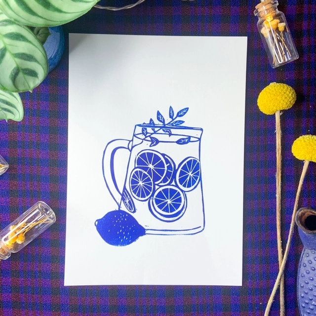 La boisson la plus rafraîchissante de l’été. Cette linogravure est parfaite pour décorer votre cuisine.
-Format A5
-Numérotée sur 10 (édition Inktober). Je me réserve le droit de faire d’autres éditions ensuite sur format et papier différent.
-Papier extraweiss sans acide 170 gr/m2
-Impression avec une encre à l'huile aquawash bleu océan
-Signée manuellement sur l’avant
-Titrée et datée au dos
-Chaque estampe est unique, il peut y avoir des variations avec la photo : cela fait la beauté de la linogravure.
--
Le cadre n'est pas fourni