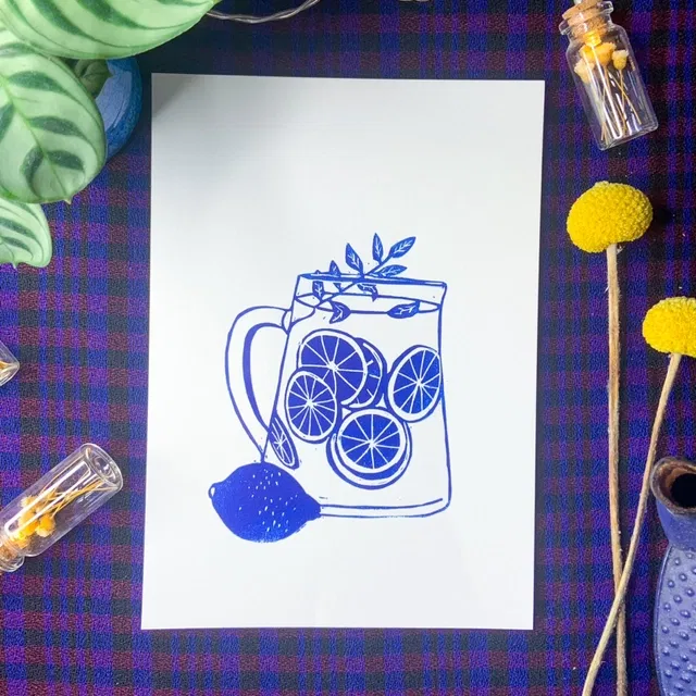 La boisson la plus rafraîchissante de l’été. Cette linogravure est parfaite pour décorer votre cuisine.
-Format A5
-Numérotée sur 10 (édition Inktober). Je me réserve le droit de faire d’autres éditions ensuite sur format et papier différent.
-Papier extraweiss sans acide 170 gr/m2
-Impression avec une encre à l'huile aquawash bleu océan
-Signée manuellement sur l’avant
-Titrée et datée au dos
-Chaque estampe est unique, il peut y avoir des variations avec la photo : cela fait la beauté de la linogravure.
--
Le cadre n'est pas fourni