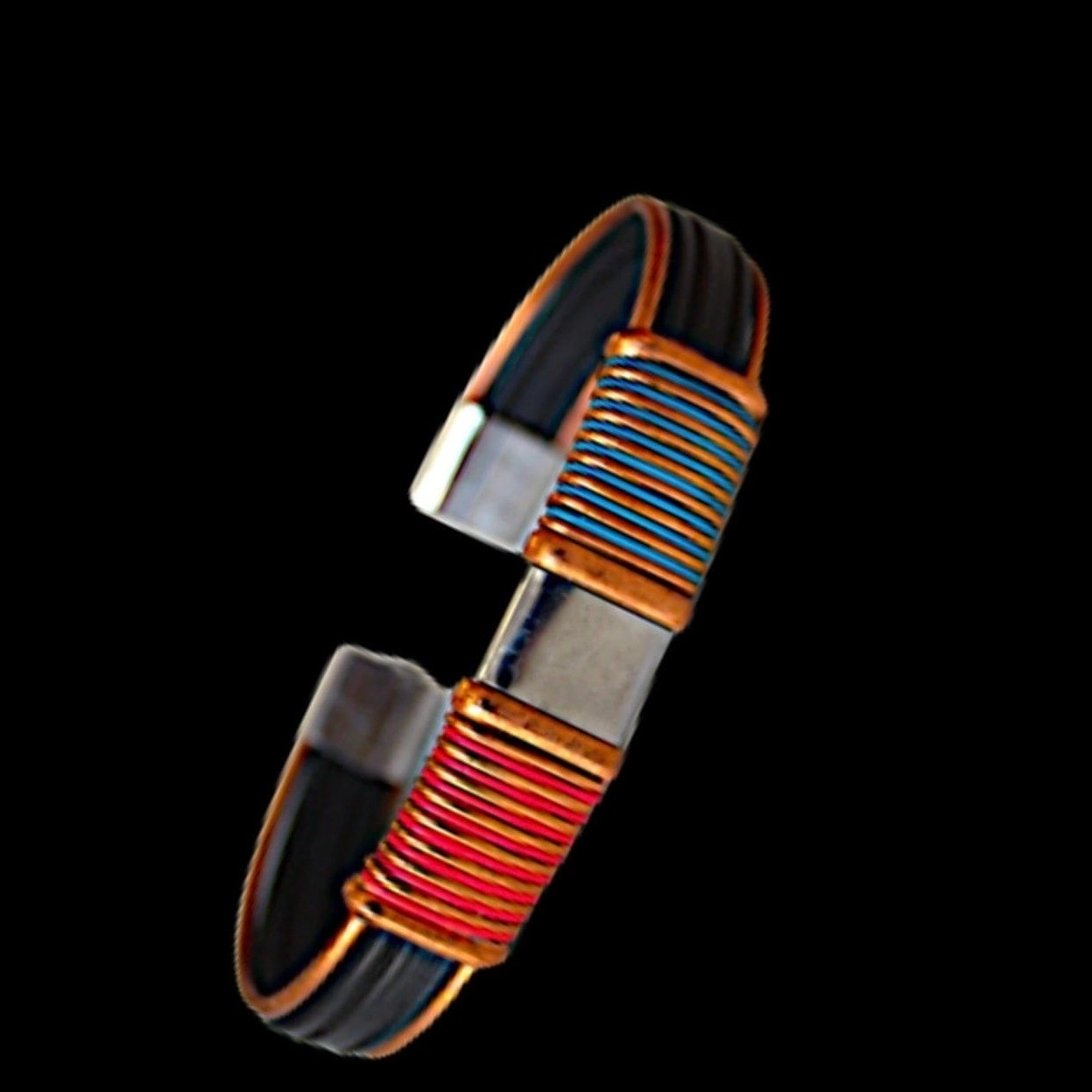 Vous cherchez à allier bien être et l’élégance avec un aspect moderne ? Le bracelet d’identité aimanté en bronze et cuivre « Nia » saura combler votre besoin. Ce bracelet saura embellir vos tenues et contribuer à fluidifier vos mouvements!