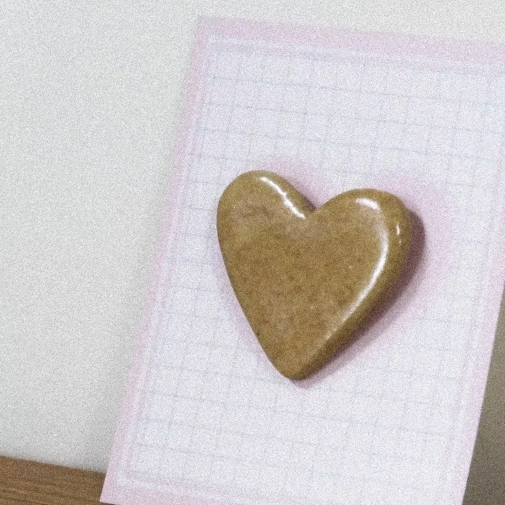 Offrez un bijou artisanal, fait avec soin, pour célébrer l’amour sous toutes ses formes.
Modelée en céramique et recouverte d’un émail rose ambré aux reflets délicats, cette broche porte les traces du geste, de l’attention et du temps. À épingler sur un manteau, une chemise ou un sac, pour ajouter une touche personnelle et sensible à votre quotidien.
Chaque cœur est dessiné à main levée dans mon atelier à Paris, ce qui rend chaque broche absolument unique, comme un petit talisman à emporter partout.
DIMENSIONS : Ø 3cm environ