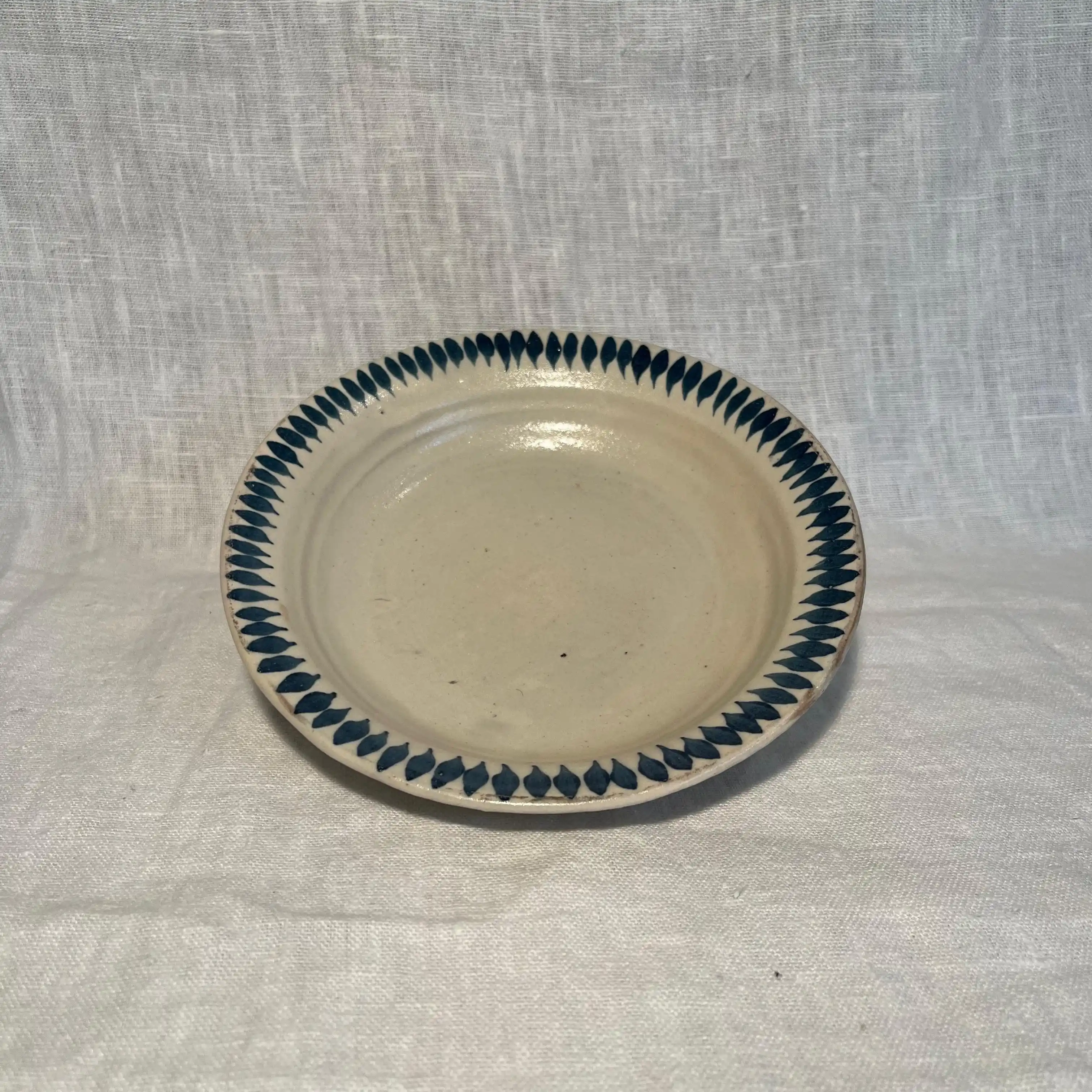 Assiette creuse en grès. Décor engobe bleu. Diamètre 25 cm