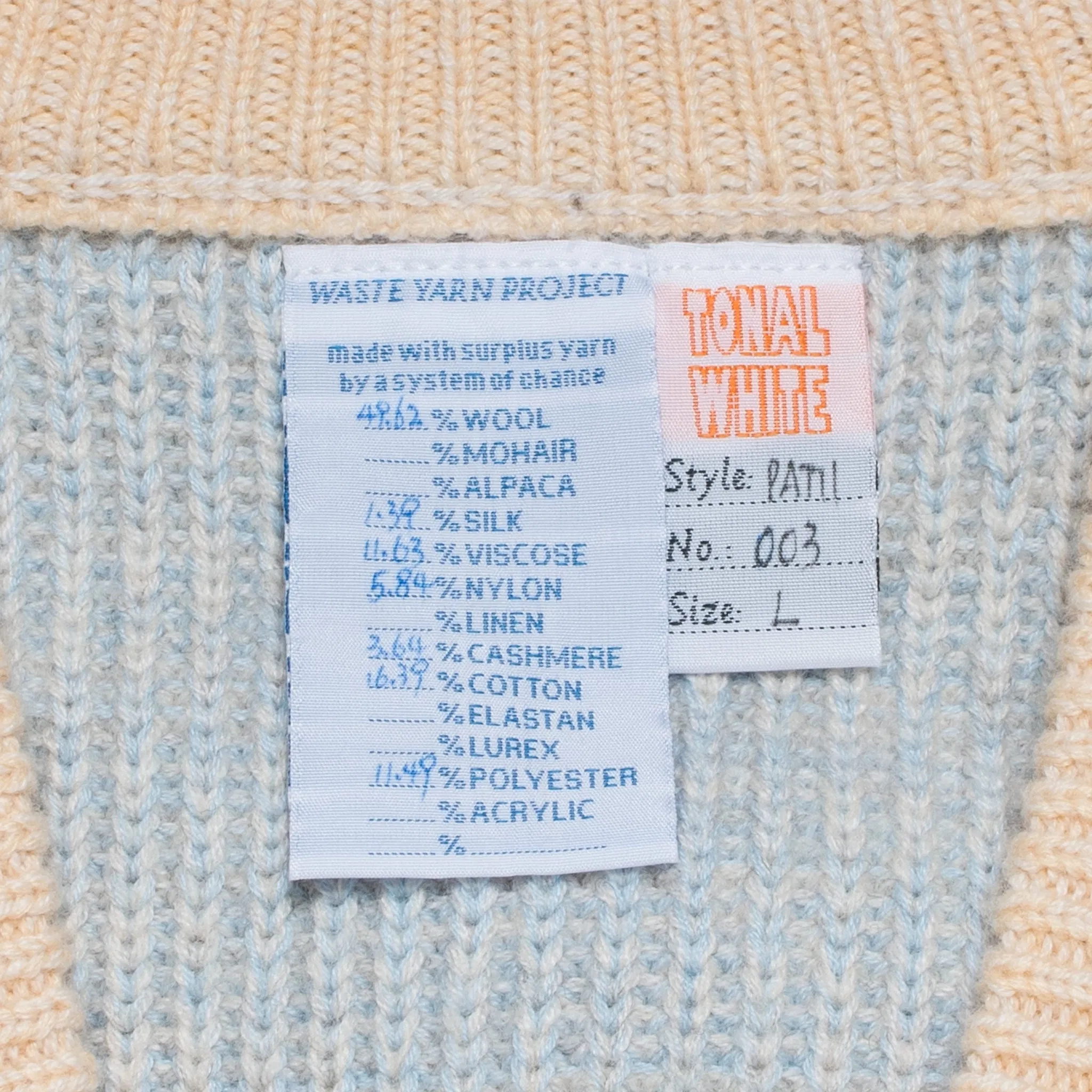 Cardigan tricoté taille L. PATTI est un cardigan à col en V avec une large patte de boutonnage façon patchwork.
Sa coupe droite et décontractée présente des épaules tombantes et des fentes sur les coutures latérales. Les boutons sont fabriqués à partir de plastique recyclé.
Le modèle est défini, mais les couleurs et le fil sont choisis par la roue de la fortune WYP, ce qui rend chaque pièce véritablement unique au monde.