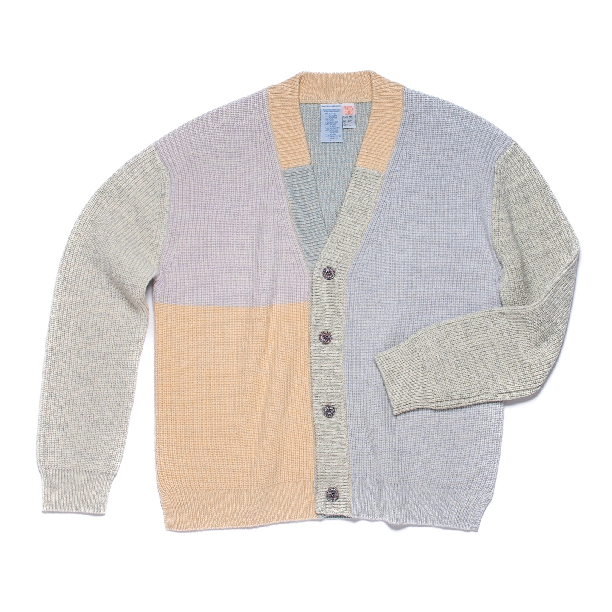 Cardigan tricoté taille L. PATTI est un cardigan à col en V avec une large patte de boutonnage façon patchwork.
Sa coupe droite et décontractée présente des épaules tombantes et des fentes sur les coutures latérales. Les boutons sont fabriqués à partir de plastique recyclé.
Le modèle est défini, mais les couleurs et le fil sont choisis par la roue de la fortune WYP, ce qui rend chaque pièce véritablement unique au monde.