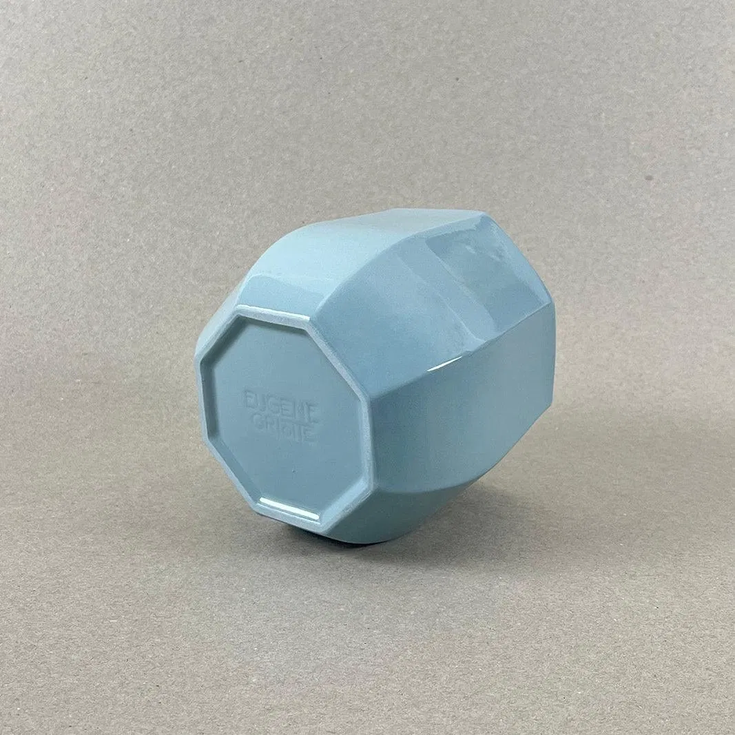 Porcelaine teintée dans la masse, couleurs bleu canard et jaune vif, intérieur jaune. Pièces à colorations variables. 12 x 12 x 11 cm. Ino, protectrice des marins et des naufragés, déesse des mers calmes. Une idée apaisante qu'il est rassurant d'avoir chez soi. Ce cache-pot aux allures de petit tonneau semble pouvoir résister aux tempêtes, et hébergera certainement nos plantes préférées, celles qu'on emmènera en toutes circonstances. Les pièces sont obtenues par coulage, une à une, à la main. Le précipité de couleur rend chaque pièce unique.