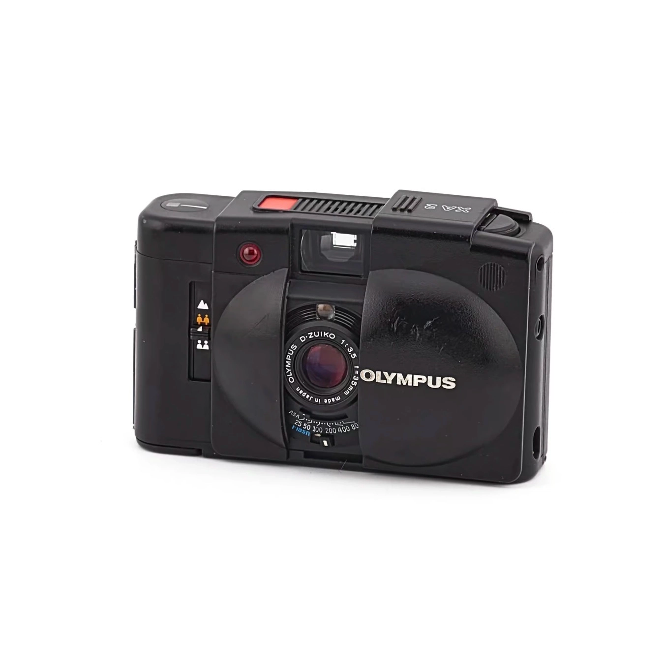 Petit rangefinder 35 mm : précision et discrétion.
L’Olympus XA2 est un appareil argentique compact de type télémétrique sorti en 1980. Il offre un objectif 35 mm fixe et un autofocus passif (télémètre optique), pour des prises de vue rapides et précises. Compact, il se glisse facilement dans une poche.