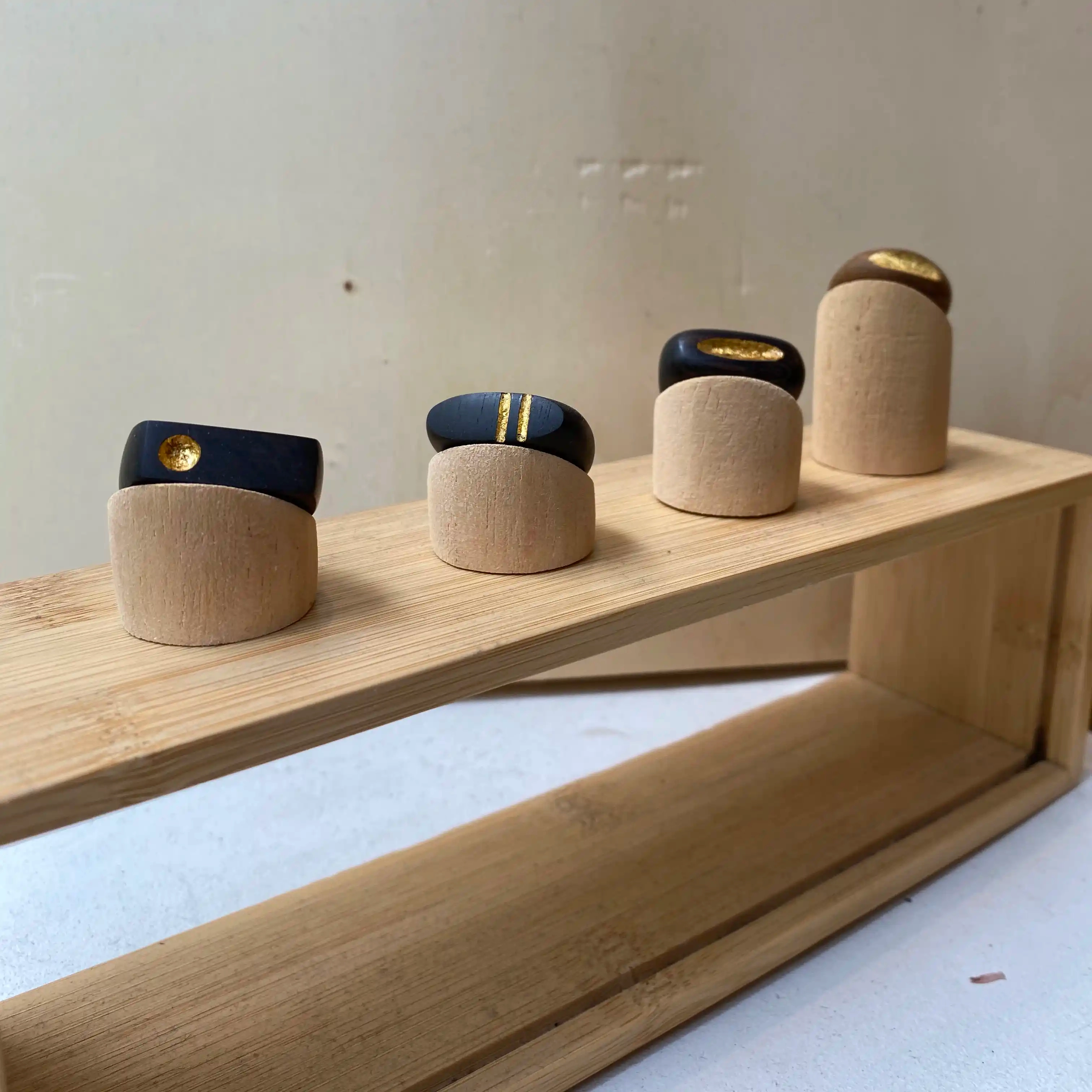 Bagues en ébène et olivier avec feuille d'or 24k