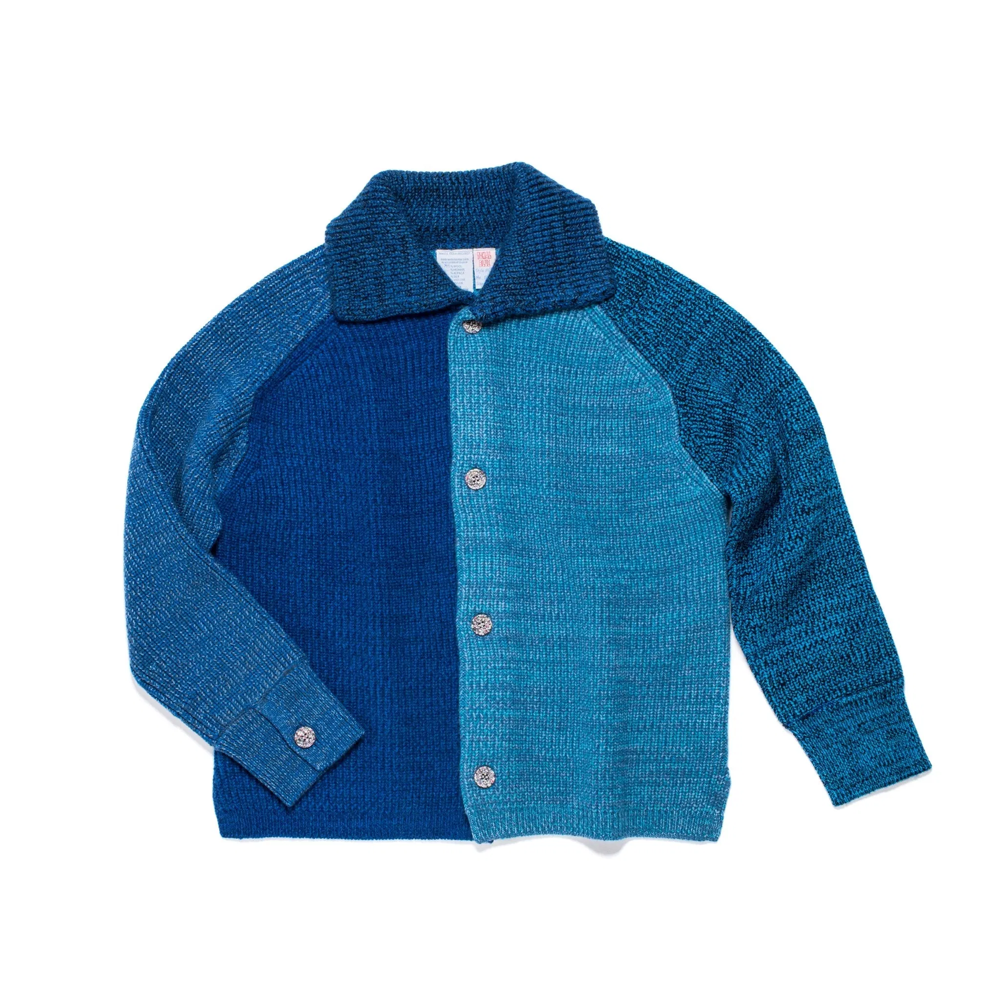 Veste/cardigan tricoté taille S. UNA est un parfait mélange entre une veste et un cardigan, avec un col et des poignets boutonnés.
Elle présente des fentes sur les coutures latérales pour une coupe droite et structurée. Les boutons sont fabriqués à partir de plastique recyclé.
La couleur et le fil sont choisis par la roue de la fortune WYP, ce qui rend chaque pièce véritablement unique au monde.