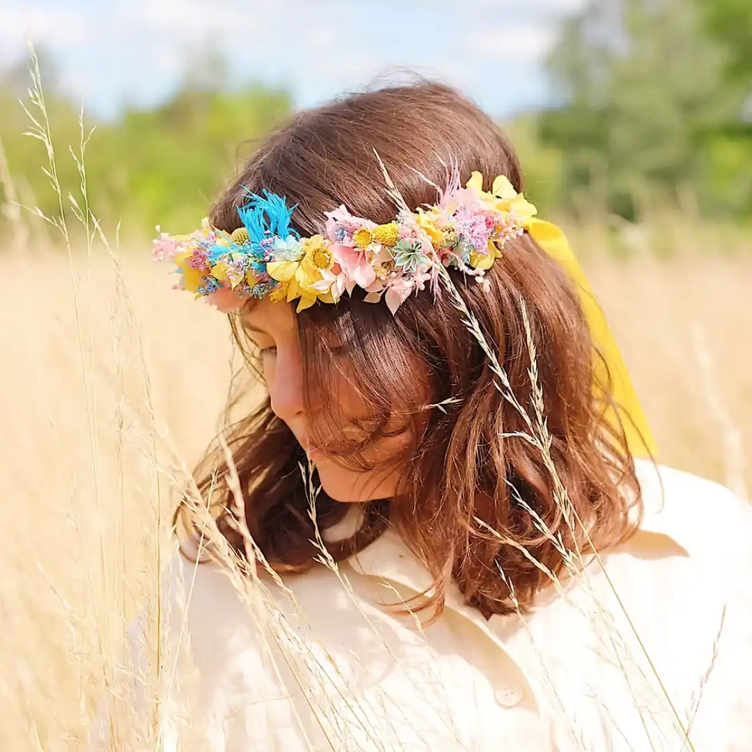Couronne de fleurs sur-mesure,
Dimension ajustable grâce à un ruban placé à l'arrière