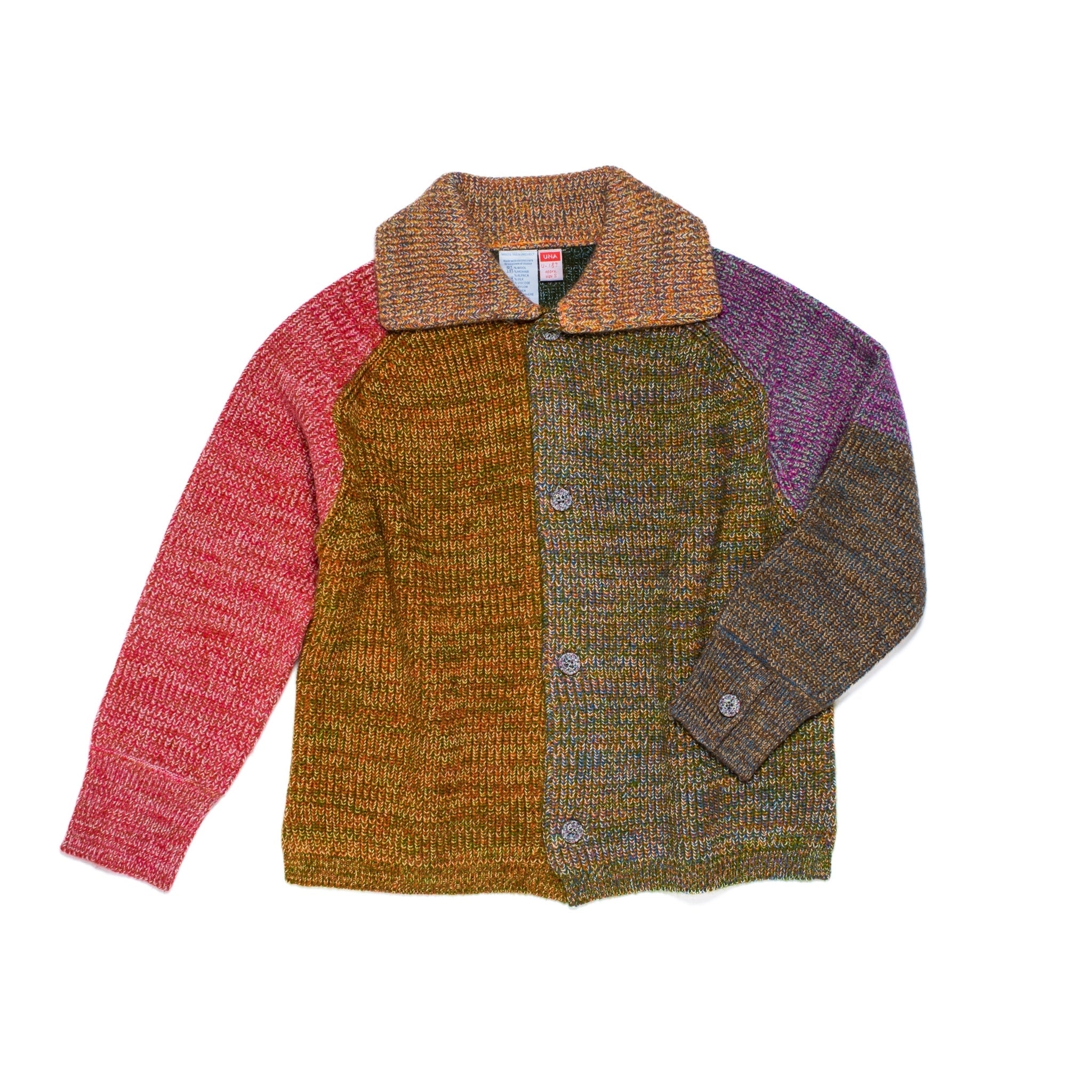 Veste/cardigan tricoté taille S. UNA est un parfait mélange entre une veste et un cardigan, avec un col et des poignets boutonnés.
Elle présente des fentes sur les coutures latérales pour une coupe droite et structurée. Les boutons sont fabriqués à partir de plastique recyclé.
La couleur et le fil sont choisis par la roue de la fortune WYP, ce qui rend chaque pièce véritablement unique au monde.