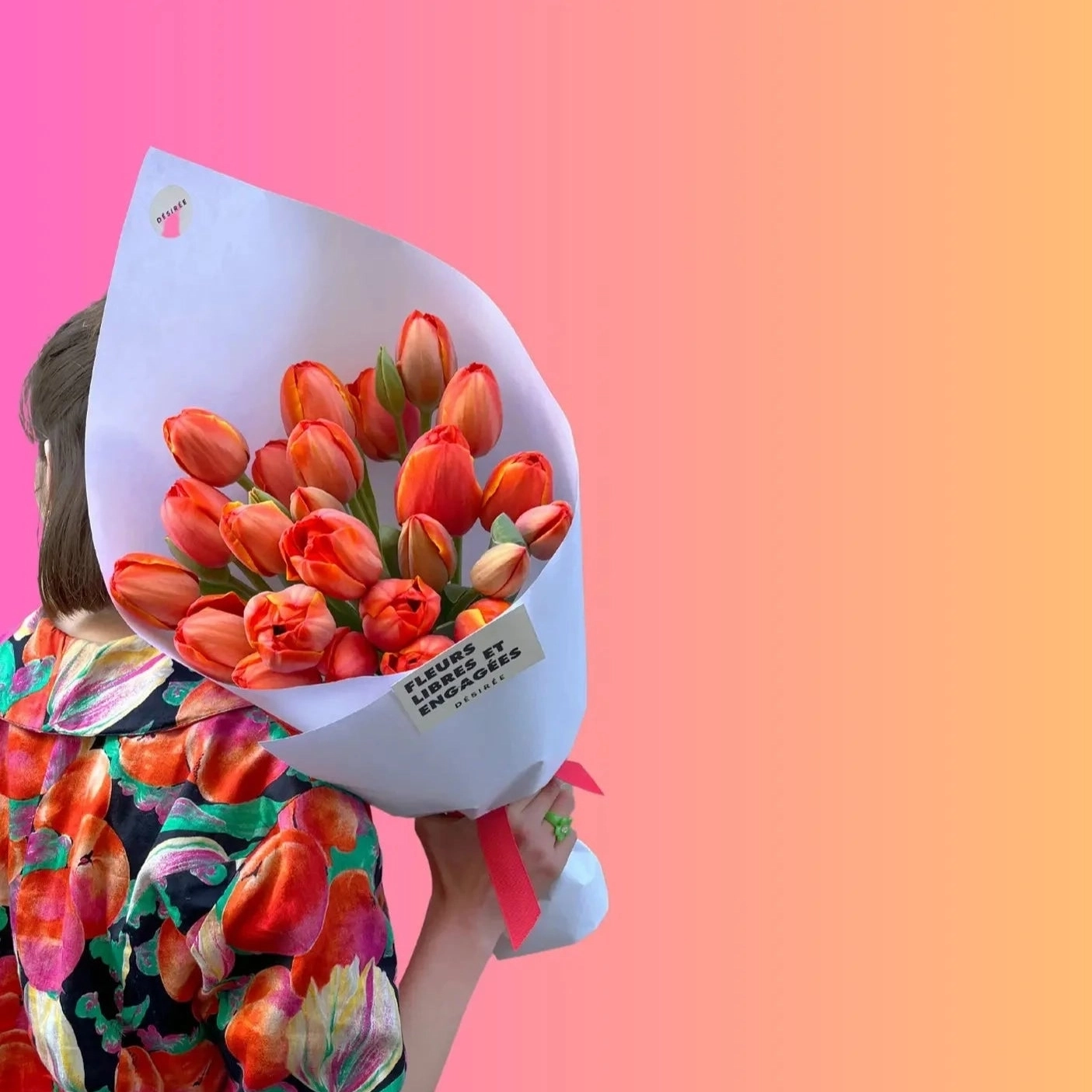 PRODUIT UNIQUEMENT DISPONIBLE EN RETRAIT MAGASIN ! Abonnement valable pour 6 bottes de saison, 12 bottes de saison ou 24 bottes de saison. A quelle fréquence? Quand vous le souhaitez, à chaque passage en boutique, sans date limite d’utilisation. C’est quoi une botte? Une botte, c’est un bouquet d’une seule variété de fleurs, sans feuillage. Il faut compter entre 5 à 10 tiges pour constituer une botte, selon la fleur choisie. Le petit truc en plus? A chaque passage en boutique et sur suggestion du fleuriste, il est possible de choisir soi-même sa variété de saison. Un petit calendrier des fleurs de saison sera également offert au début de l’abonnement. C'est un cadeau? Passez-nous voir en boutique, nous vous remettrons une enveloppe cadeau avec notre calendrier de fleurs de saison et une jolie carte à offrir. Vous êtes trop loin? Aucun problème, on se charge de la remettre pour vous au début de l'abonnement. Pour en savoir plus sur les fleurs de saison, lisez notre blog "guide des fleurs de saison" dédié !