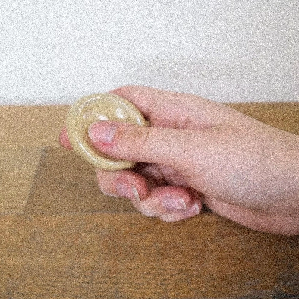 Offrez un objet fait avec soin, pensé pour apporter calme et réconfort au creux de la main.
Douce et apaisante, cette worry stone (ou pierre d'apaisement) épouse naturellement la paume. Elle invite à ralentir, à respirer, à recentrer l’attention dans les moments de tension ou d’anxiété.
Chaque forme est unique, dessinée à main levée dans mon atelier à Paris, avec une attention particulière portée au toucher et à la tenue en main. À garder dans une poche, sous l’oreiller ou sur un bureau : un petit compagnon silencieux pour apaiser le quotidien.
DIMENSIONS : Ø 5cm environ
