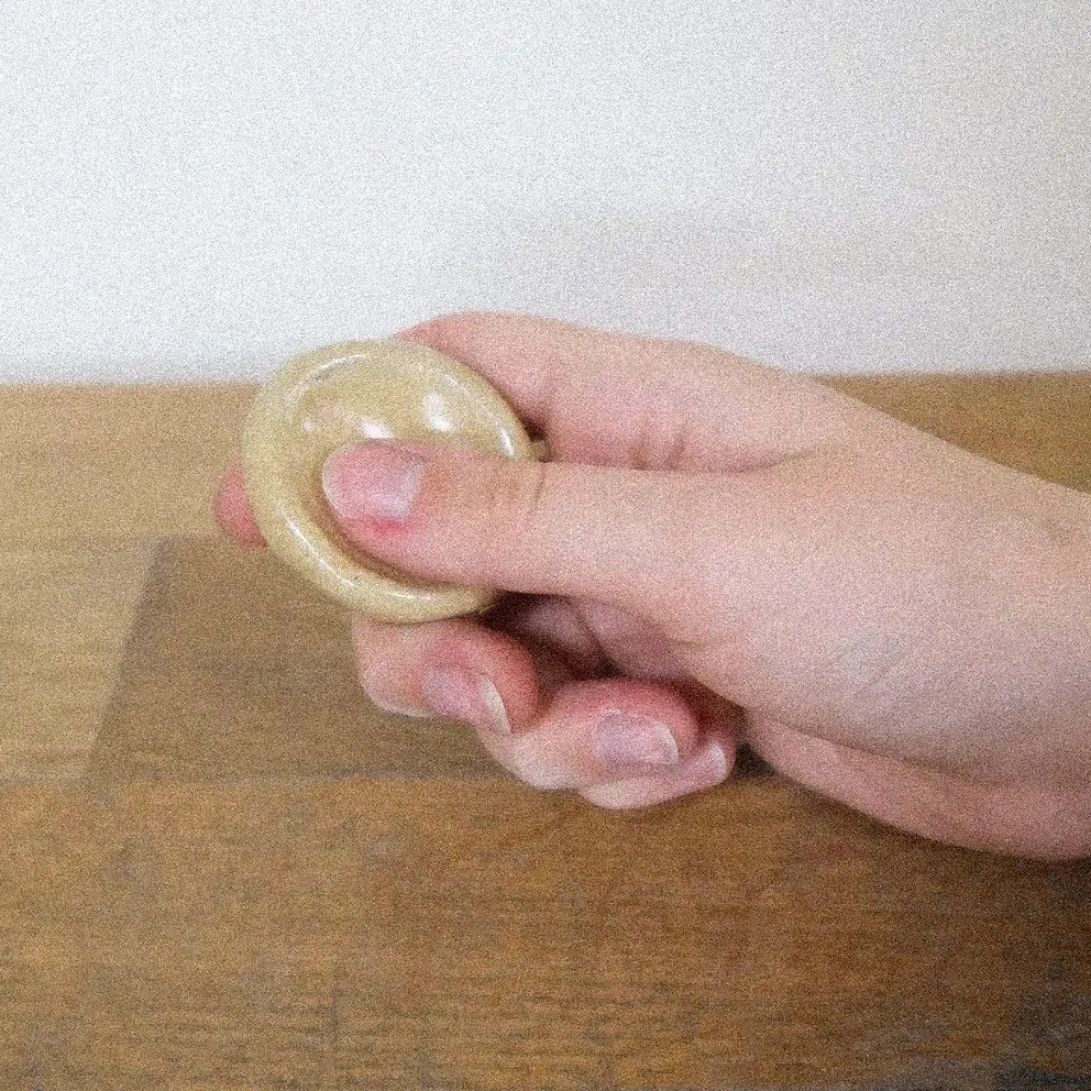 Offrez un objet fait avec soin, pensé pour apporter calme et réconfort au creux de la main.
Douce et apaisante, cette worry stone (ou pierre d'apaisement) épouse naturellement la paume. Elle invite à ralentir, à respirer, à recentrer l’attention dans les moments de tension ou d’anxiété.
Chaque forme est unique, dessinée à main levée dans mon atelier à Paris, avec une attention particulière portée au toucher et à la tenue en main. À garder dans une poche, sous l’oreiller ou sur un bureau : un petit compagnon silencieux pour apaiser le quotidien.
DIMENSIONS : Ø 5cm environ
