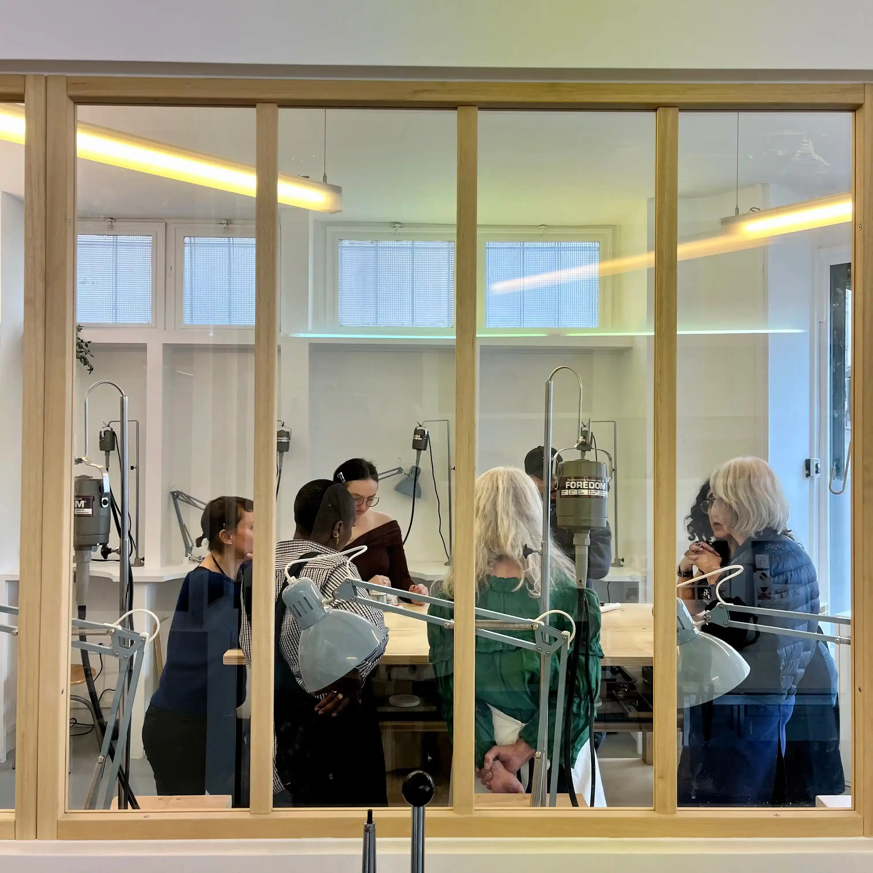 Nos cours trimestriels offrent le cadre idéal pour apprendre et progresser à votre rythme.
Accompagnés par un professionnel du métier vous bénéficierez d’un cadre intime et bienveillant dans un atelier bien équipé.
Nos cours collectifs limités à maximum 8 personnes permettent un suivi personnalisé.
Nous proposons 3 rentrées par an : en septembre, en janvier et en avril.
Cours disponibles: techniques du metal, techniques de la cire, suivi technique, sertissage.