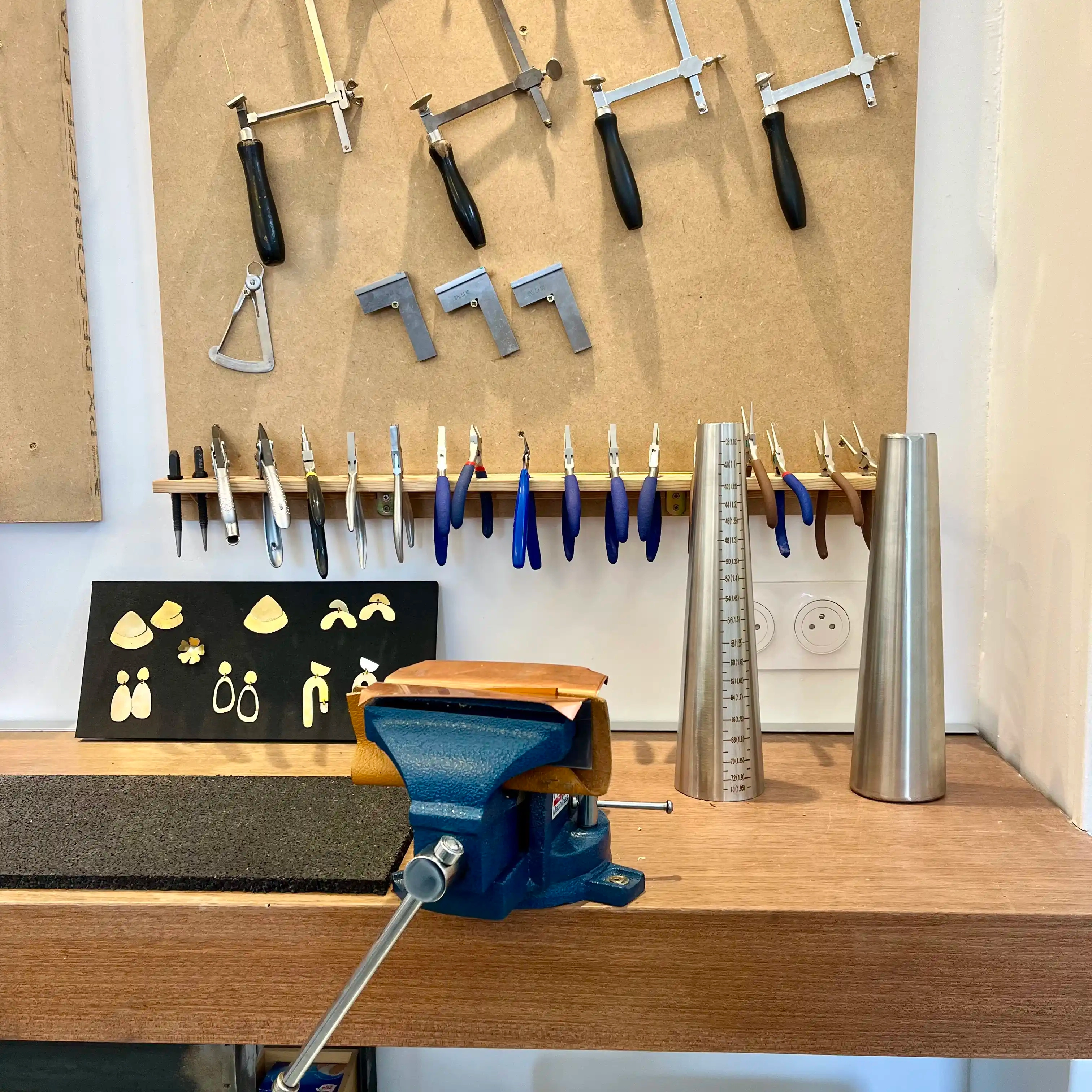 Nos cours trimestriels offrent le cadre idéal pour apprendre et progresser à votre rythme.
Accompagnés par un professionnel du métier vous bénéficierez d’un cadre intime et bienveillant dans un atelier bien équipé.
Nos cours collectifs limités à maximum 8 personnes permettent un suivi personnalisé.
Nous proposons 3 rentrées par an : en septembre, en janvier et en avril.
Cours disponibles: techniques du metal, techniques de la cire, suivi technique, sertissage.