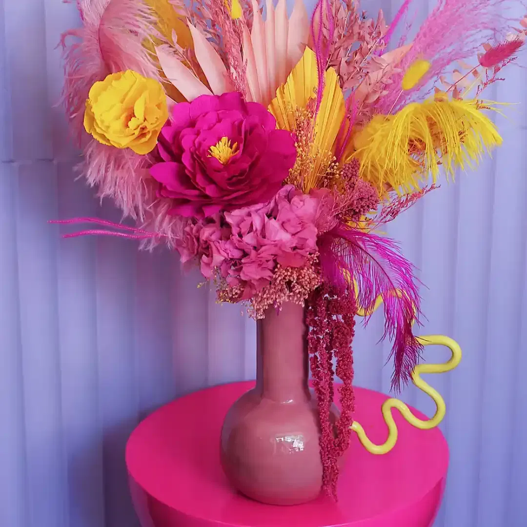 Vase en grès blanc lisse, engobe jaune et émail transparent.
Le vase est modelé et peint à la main dans l'atelier parisien de céramique Maison Mic Mac.
Ce vase est étanche, évitez de le déposer sur une surface en bois lors de la première utilisation. Nettoyez-le délicatement à l'aide d'un chiffon doux de préférence.