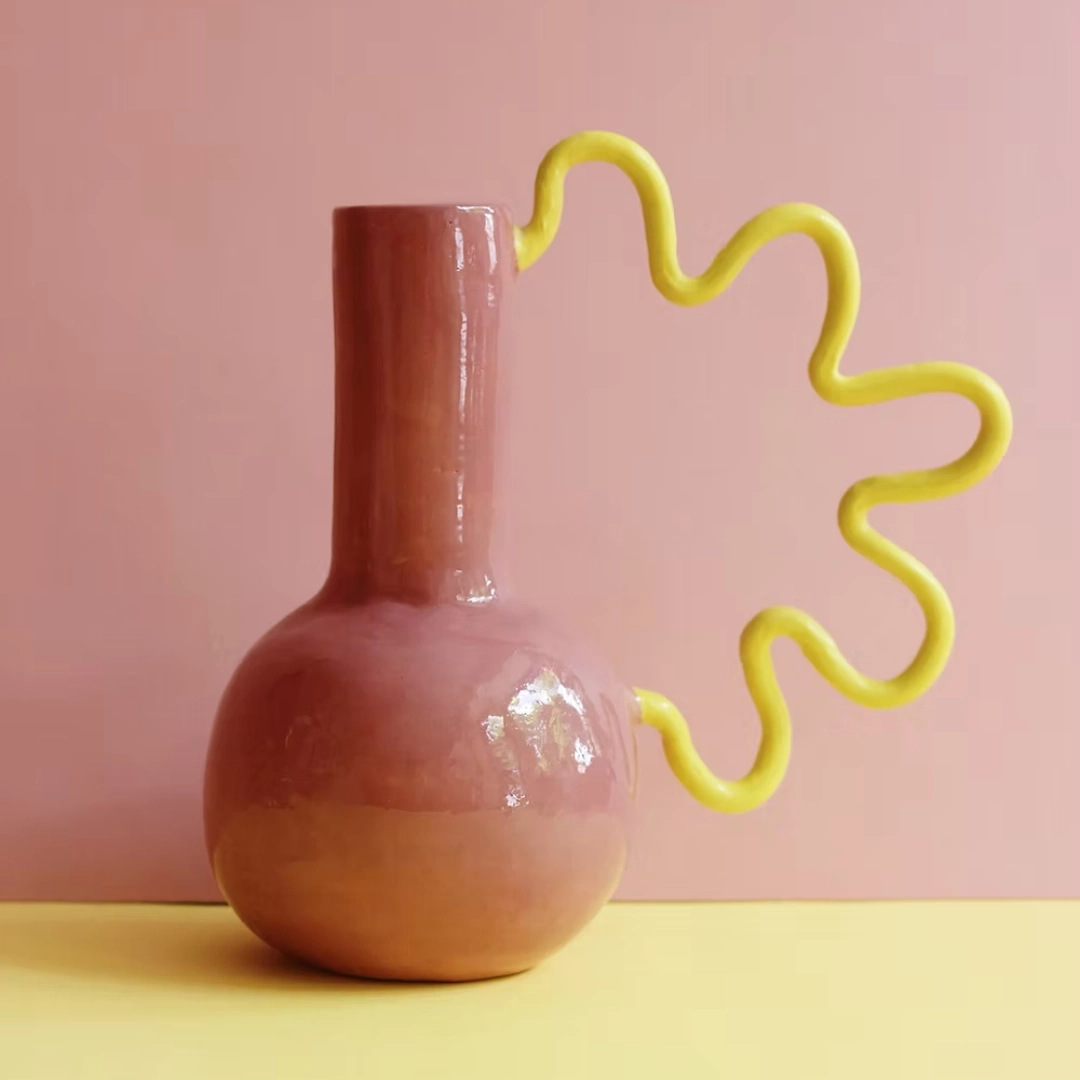 Vase en grès blanc lisse, engobe jaune et émail transparent.
Le vase est modelé et peint à la main dans l'atelier parisien de céramique Maison Mic Mac.
Ce vase est étanche, évitez de le déposer sur une surface en bois lors de la première utilisation. Nettoyez-le délicatement à l'aide d'un chiffon doux de préférence.
