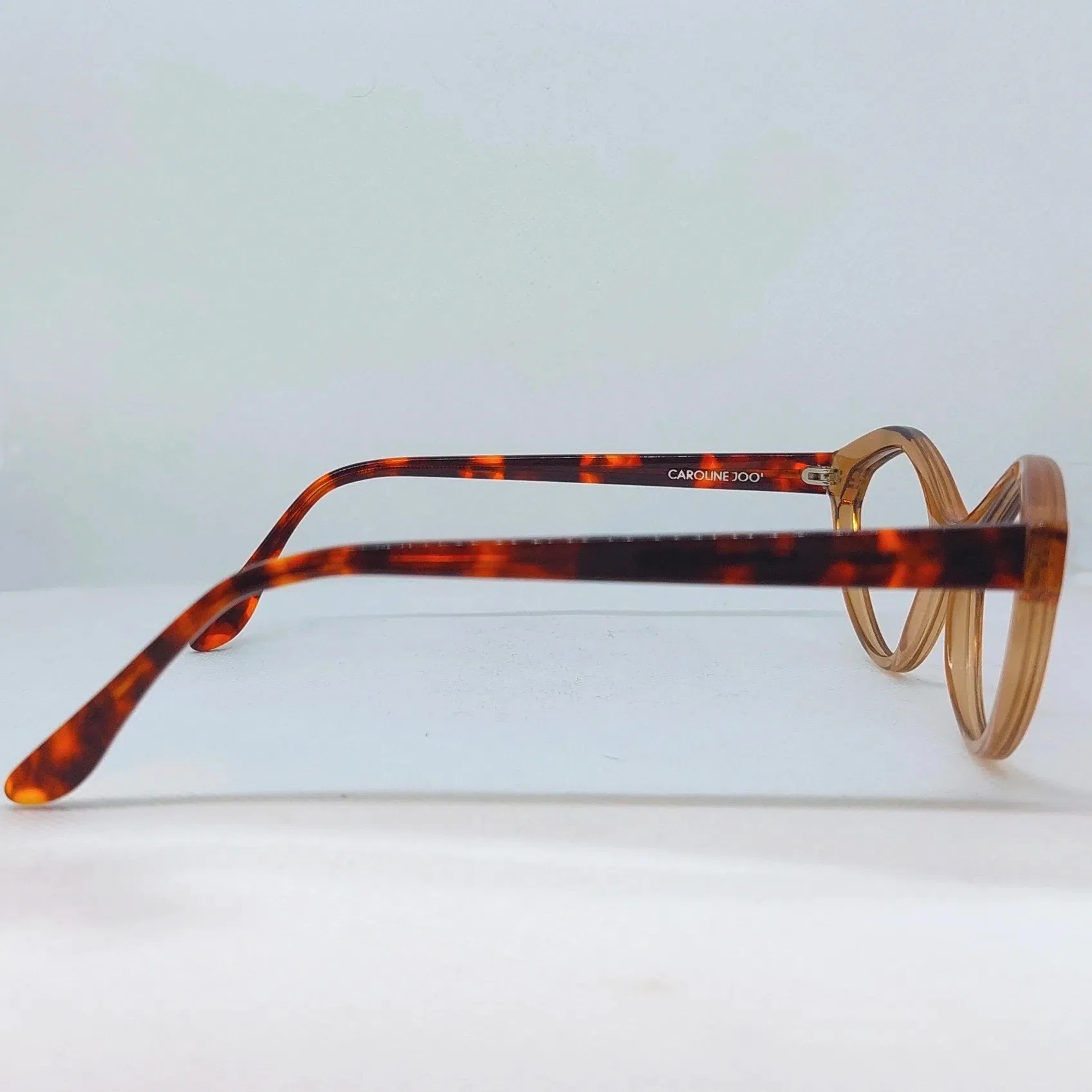 Monture optique et solaire femme.
Lunettes très féminines et seyantes, la Irina dynamise votre visage tout en gardant une touche d’originalité.
Collection artisanale. Fabrication française à la main.