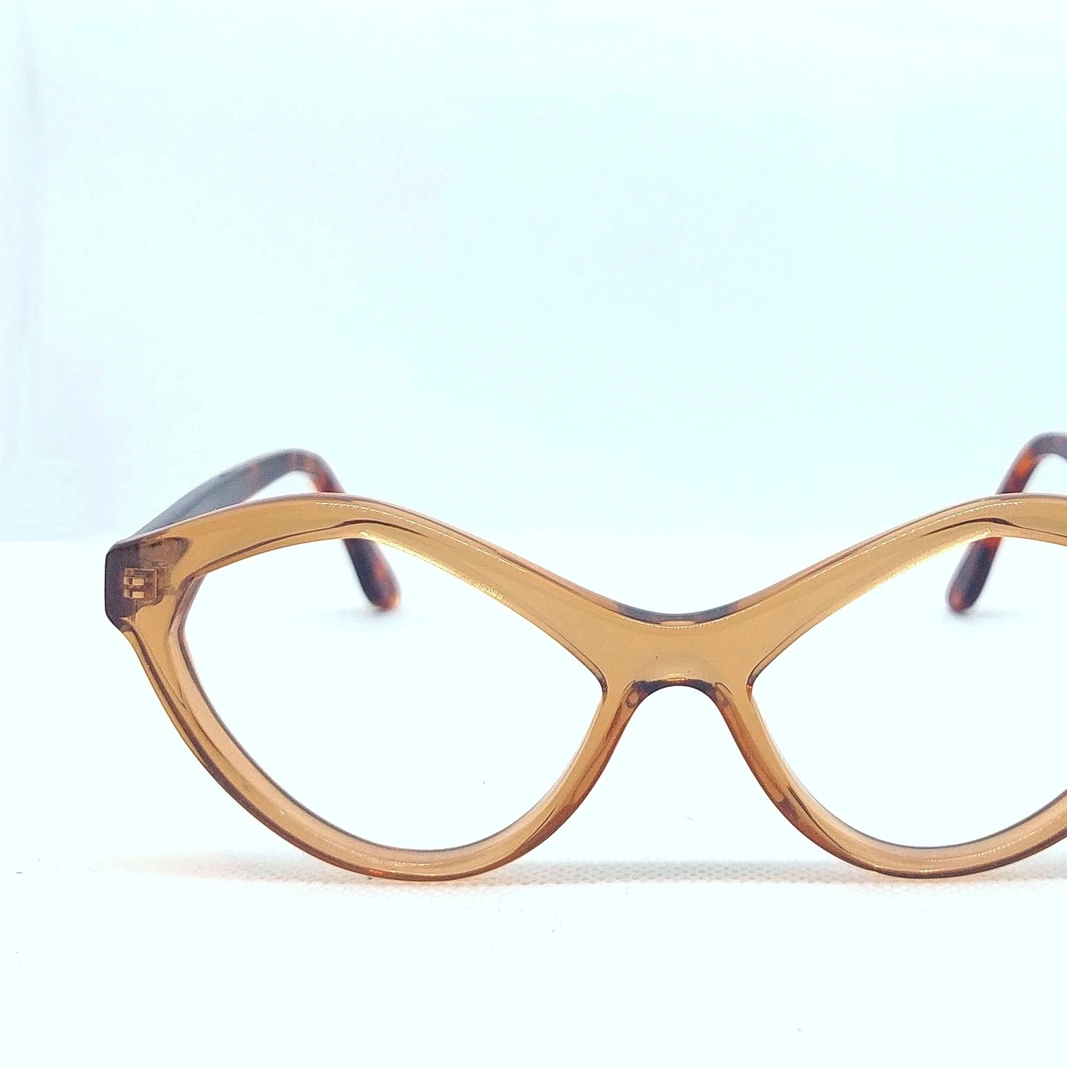 Monture optique et solaire femme.
Lunettes très féminines et seyantes, la Irina dynamise votre visage tout en gardant une touche d’originalité.
Collection artisanale. Fabrication française à la main.