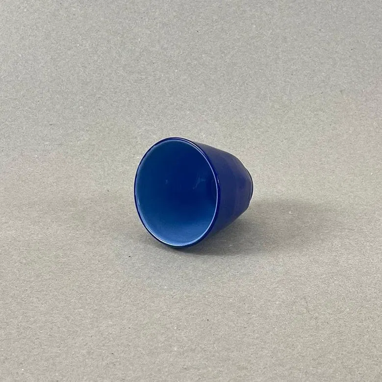 Porcelaine teintée dans la masse Pièces à colorations variables. h: 6,5 cm, diam. : 5,5 cm 100 ML Se lever et débuter un moment qui ne devrait jamais se finir. Comme boire une grande tasse de thé en regardant le soleil se lever sur la montagne et en écoutant une douce musique pour accompagner cette contemplation. Cette grand tasse à thé aux couleurs de l'aube sur les massifs montagneux offre quelques minutes de repos avant d'entamer la journée. Nos objets sont obtenus par coulage, un à un, à la main. Ils présentent chacun des particularités qui attestent de leur aspect artisanal. Nous proposons des pièces à caractère unique, ou en petite série. C'est pourquoi le stock est limité.