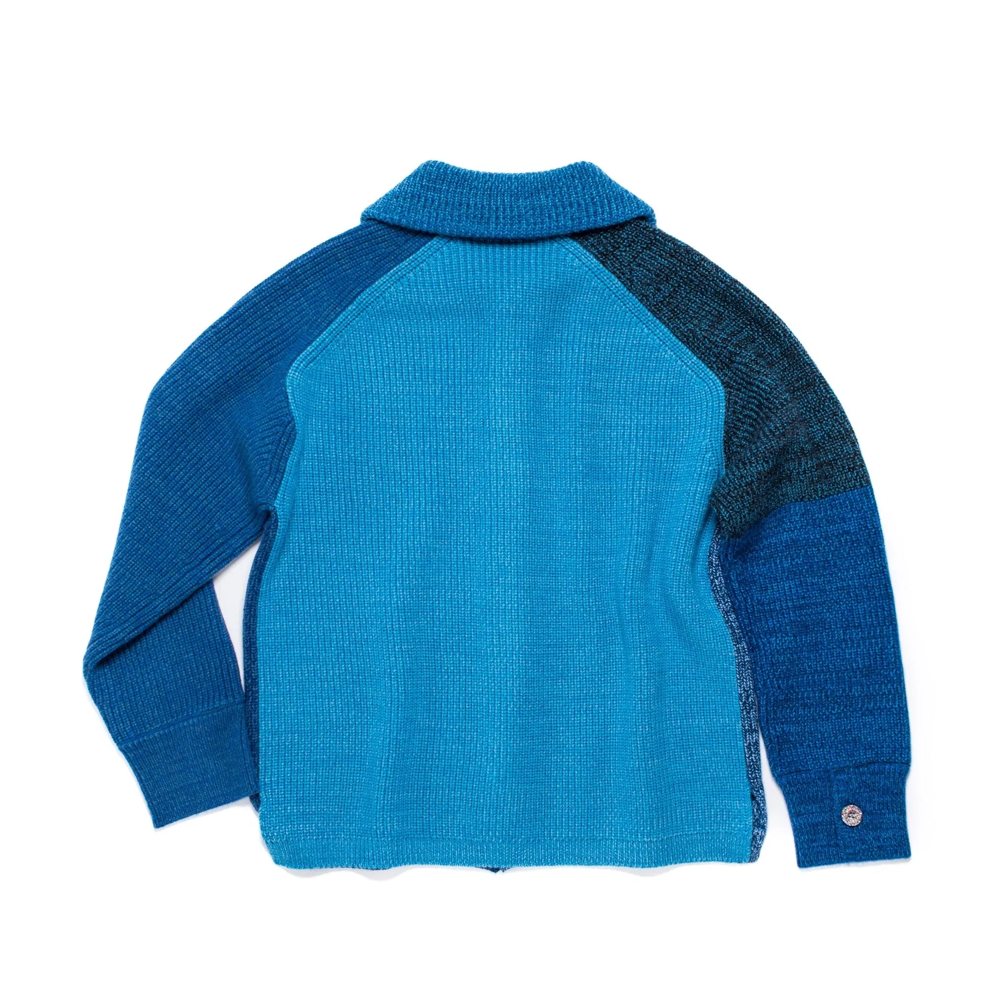 Veste/cardigan tricoté taille M. UNA est un parfait mélange entre une veste et un cardigan, avec un col et des poignets boutonnés.
Elle présente des fentes sur les coutures latérales pour une coupe droite et structurée. Les boutons sont fabriqués à partir de plastique recyclé.
La couleur et le fil sont choisis par la roue de la fortune WYP, ce qui rend chaque pièce véritablement unique au monde.