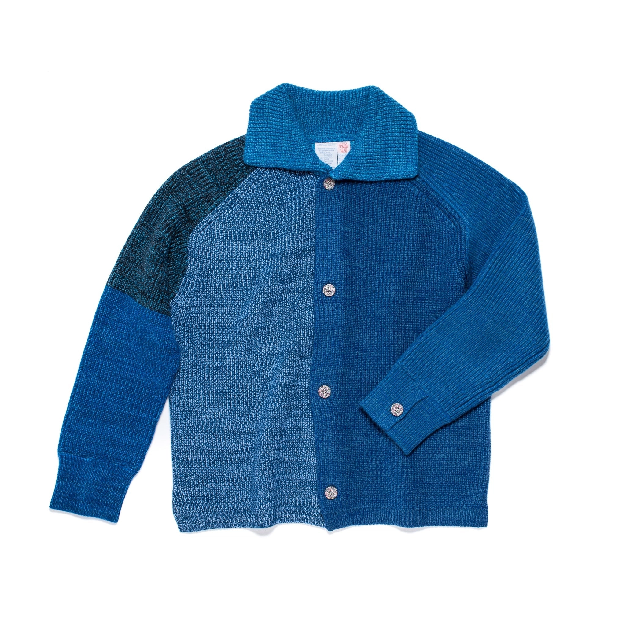 Veste/cardigan tricoté taille M. UNA est un parfait mélange entre une veste et un cardigan, avec un col et des poignets boutonnés.
Elle présente des fentes sur les coutures latérales pour une coupe droite et structurée. Les boutons sont fabriqués à partir de plastique recyclé.
La couleur et le fil sont choisis par la roue de la fortune WYP, ce qui rend chaque pièce véritablement unique au monde.