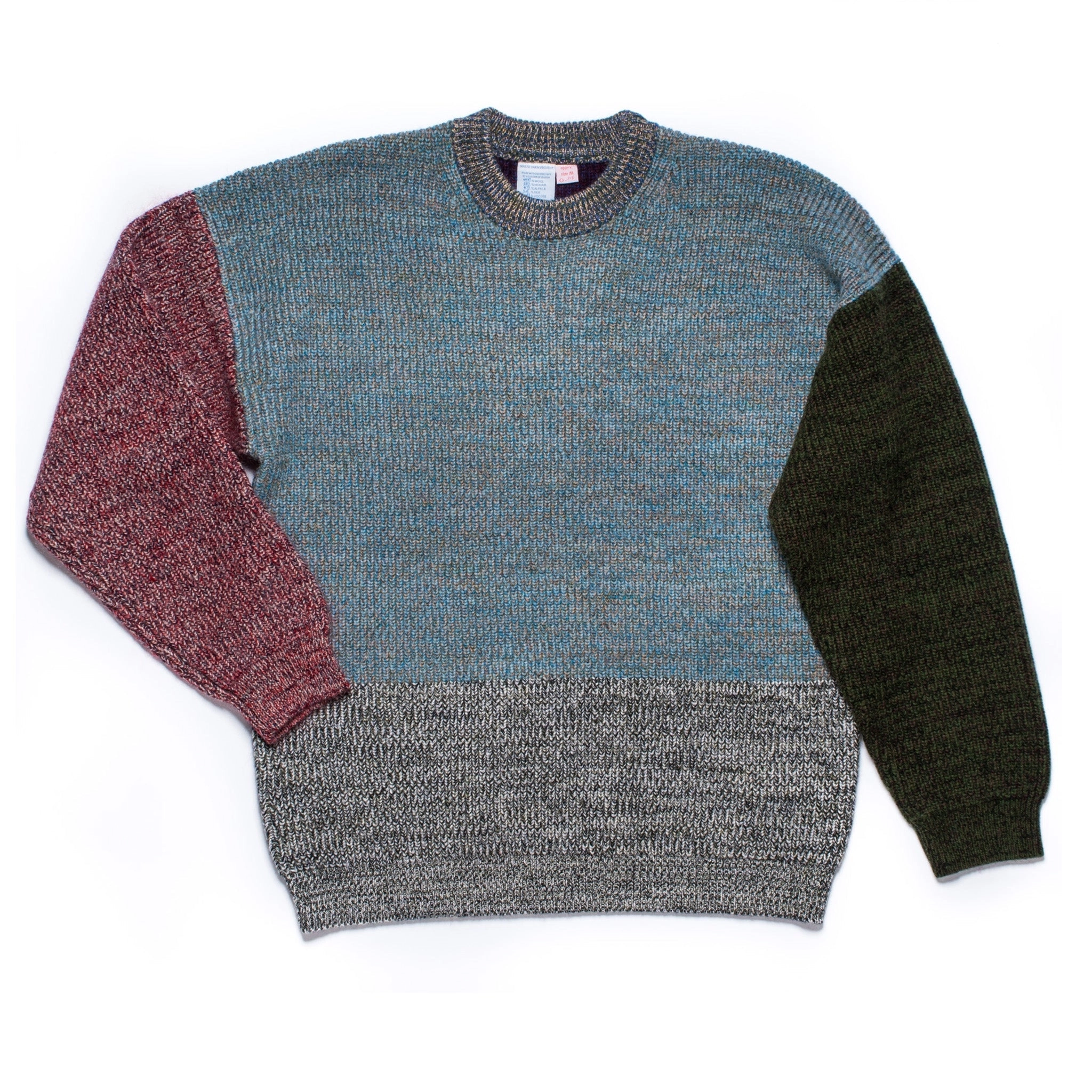 Pull tricoté taille M. ODD est notre pull ras-du-cou classique, parfaitement imparfait.
Sa coupe droite et décontractée est complétée par des épaules tombantes.
Le modèle est défini, mais les couleurs et le fil sont choisis par la roue de la fortune WYP.
Ainsi, chaque pièce est vraiment unique au monde !