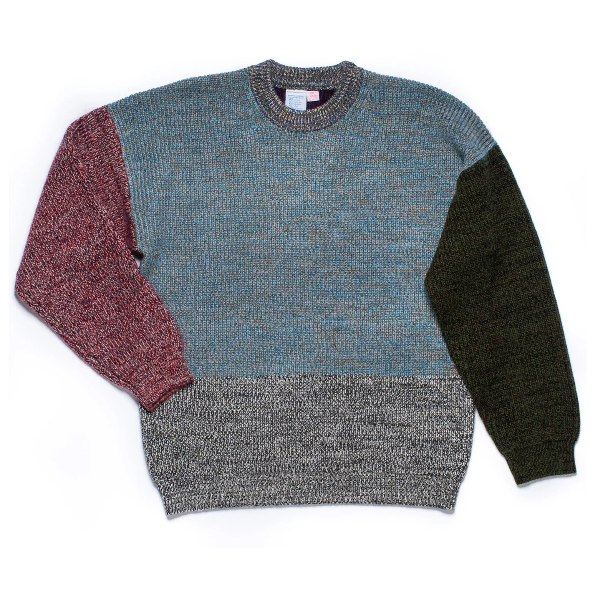 Pull tricoté taille M. ODD est notre pull ras-du-cou classique, parfaitement imparfait.
Sa coupe droite et décontractée est complétée par des épaules tombantes.
Le modèle est défini, mais les couleurs et le fil sont choisis par la roue de la fortune WYP.
Ainsi, chaque pièce est vraiment unique au monde !