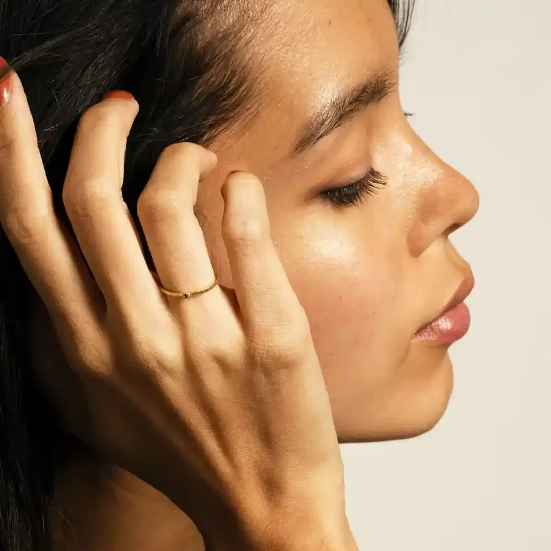 La bague STRIA est un anneau fin et minimaliste. Son fil carré est entièrement strié à la main pour apporter du caractère et un éclat au bijou. Cet éclat est souligné par la présence d'une pierre fine en son centre,
Taille à indiquer dans l'ordre.
Les bijoux Atelier Nicol sont entièrement fabriqués en laiton (sans nickel, non allergène), puis recouverts d'un bain d'or. Le placage trois microns permet à chaque pièce de pouvoir vous accompagner au quotidien et de durer dans le temps. Les bijoux plaqué argent sont, quant à eux, recouvert d'un bain d'argent de dix microns.