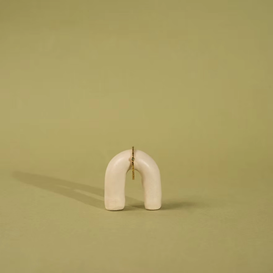 La bague STRIA est un anneau fin et minimaliste. Son fil carré est entièrement strié à la main pour apporter du caractère et un éclat au bijou. Cet éclat est souligné par la présence d'une pierre fine en son centre,
Taille à indiquer dans l'ordre.
Les bijoux Atelier Nicol sont entièrement fabriqués en laiton (sans nickel, non allergène), puis recouverts d'un bain d'or. Le placage trois microns permet à chaque pièce de pouvoir vous accompagner au quotidien et de durer dans le temps. Les bijoux plaqué argent sont, quant à eux, recouvert d'un bain d'argent de dix microns.