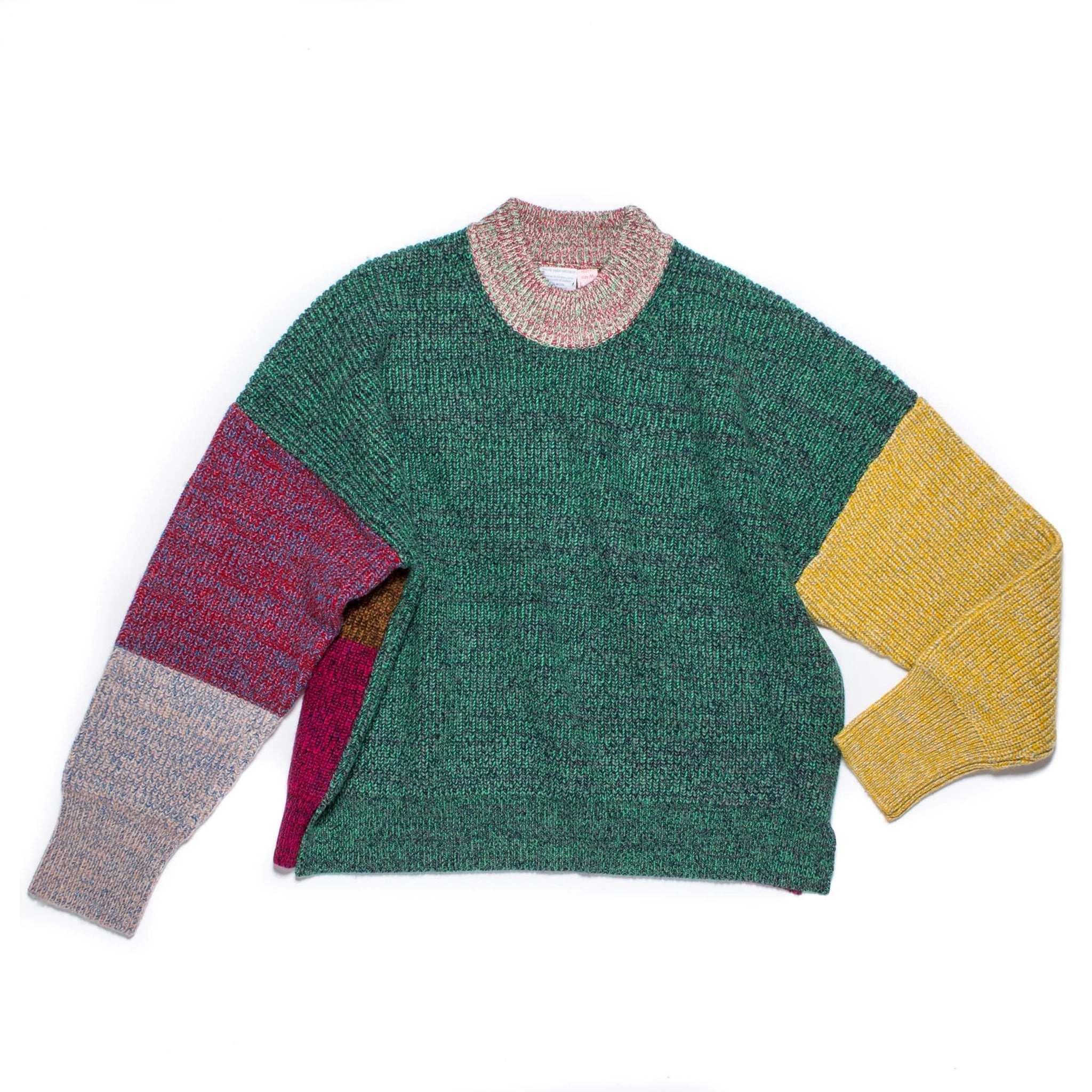 Pull tricoté taille M. LÆRKE est un pull court à col montant.
Sa coupe carrée et décontractée présente des épaules tombantes et des fentes de chaque côté.
Le modèle est défini, mais les couleurs et le fil sont choisis par la roue de la fortune WYP.
Ainsi, chaque pièce est vraiment unique au monde !