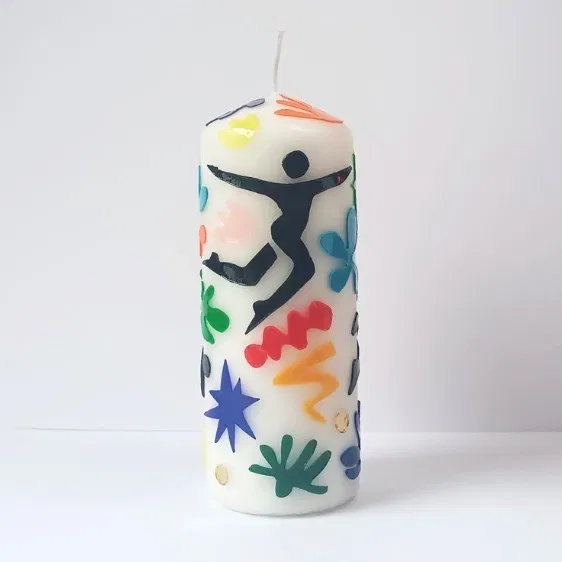 Fait main par Kiri Megan dans son atelier parisien, chaque bougie est unique.
La durée de combustion peut varier.
Matériaux et dimensions
Dimensions : 15x5.5cm
Mèche 100 % coton
Combustion sans résidu ni fumée
Sans parfum.