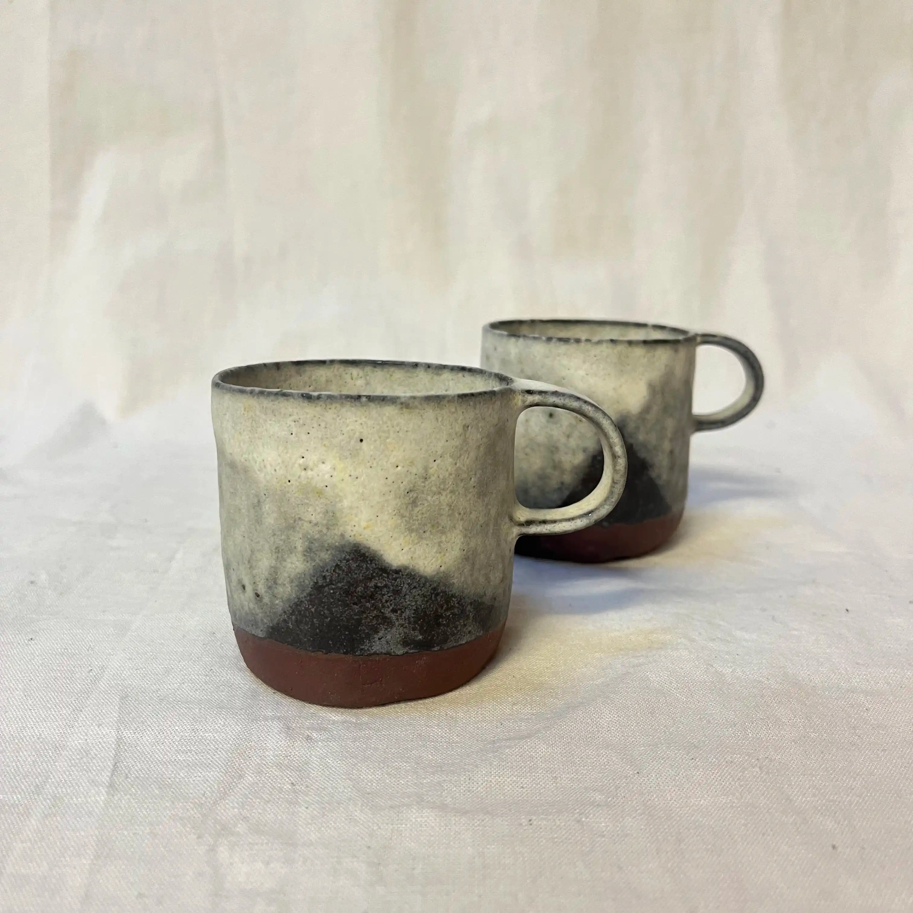 Tasses pincées en grès rouge