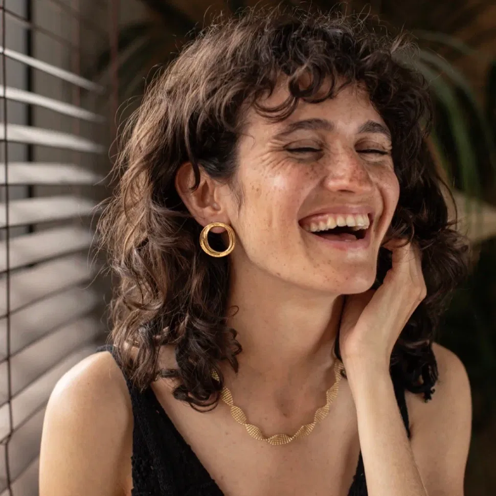 Des boucles d'oreilles souples et structurées, féminines et quotidiennes.
Illustrant le mouvement de la main qui façonne, la ligne Geste, toute en courbes douces, dessine le geste manuel. Un jeu de contrastes entre souplesse et structure, une ode au mouvement. Des pièces fortes et solaires qui captent la lumière et subliment le corps.
Matériaux : en laiton doré à l'or fin recyclé 24 carats, maille souple serpent
Dimensions : longueur 3cm
Poids : 4,26g
Tous nos bijoux sont garantis 2 ans
Pensées et fabriquées main à Paris
Livrées dans leur packaging individuel écologique.
Conseils d'entretien : évitez le contact avec l'eau et le parfum afin que le bijou conserve son éclat
Nos matières premières sont soigneusement sélectionnées et sans risques pour votre santé : elles ne contiennent ni plomb, ni nickel, ni cadmium, conformément à la législation.