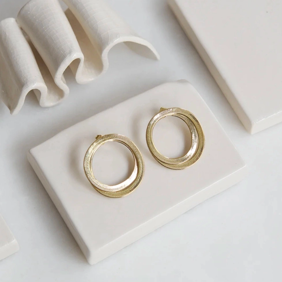 Des boucles d'oreilles souples et structurées, féminines et quotidiennes.
Illustrant le mouvement de la main qui façonne, la ligne Geste, toute en courbes douces, dessine le geste manuel. Un jeu de contrastes entre souplesse et structure, une ode au mouvement. Des pièces fortes et solaires qui captent la lumière et subliment le corps.
Matériaux : en laiton doré à l'or fin recyclé 24 carats, maille souple serpent
Dimensions : longueur 3cm
Poids : 4,26g
Tous nos bijoux sont garantis 2 ans
Pensées et fabriquées main à Paris
Livrées dans leur packaging individuel écologique.
Conseils d'entretien : évitez le contact avec l'eau et le parfum afin que le bijou conserve son éclat
Nos matières premières sont soigneusement sélectionnées et sans risques pour votre santé : elles ne contiennent ni plomb, ni nickel, ni cadmium, conformément à la législation.