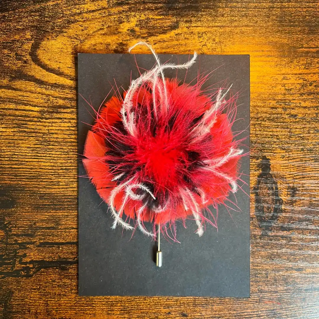 Plume décorative pour chapeaux ou comme broche