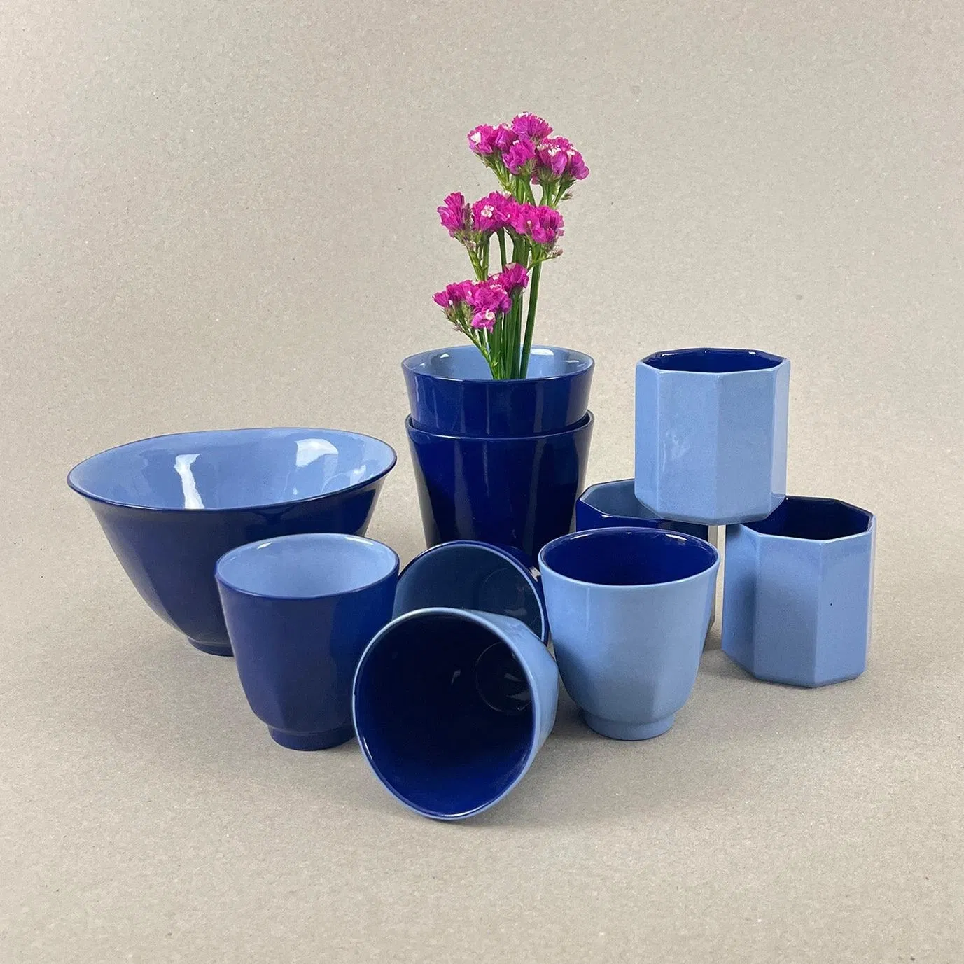 Porcelaine teintée dans la masse Pièces à colorations variables, bleu de Sèvres clair et foncé h: 9 cm, diam. 8 cm Le printemps arrive, les premiers rayons de soleil nous donnent envie de rire, de sortir et de se laisser aller à de douces rêveries. Le citron et la menthe accompagnent nos dimanches après-midi embrumés, une boisson partagée devient soudain une potion de guérison, un philtre d'amour. Autant de breuvages qui sont là pour nous rappeler que nous sommes en vie, et que c'est ça qui compte. Nos objets sont obtenus par coulage, un à un, à la main. Ils présentent chacun des particularités qui attestent de leur aspect artisanal. Nous proposons des pièces à caractère unique, ou en petite série. C'est pourquoi le stock est limité.