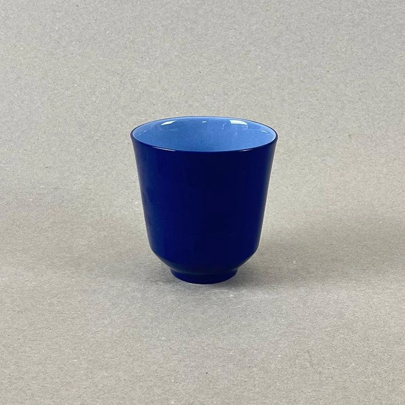 Porcelaine teintée dans la masse Pièces à colorations variables, bleu de Sèvres clair et foncé h: 9 cm, diam. 8 cm Le printemps arrive, les premiers rayons de soleil nous donnent envie de rire, de sortir et de se laisser aller à de douces rêveries. Le citron et la menthe accompagnent nos dimanches après-midi embrumés, une boisson partagée devient soudain une potion de guérison, un philtre d'amour. Autant de breuvages qui sont là pour nous rappeler que nous sommes en vie, et que c'est ça qui compte. Nos objets sont obtenus par coulage, un à un, à la main. Ils présentent chacun des particularités qui attestent de leur aspect artisanal. Nous proposons des pièces à caractère unique, ou en petite série. C'est pourquoi le stock est limité.