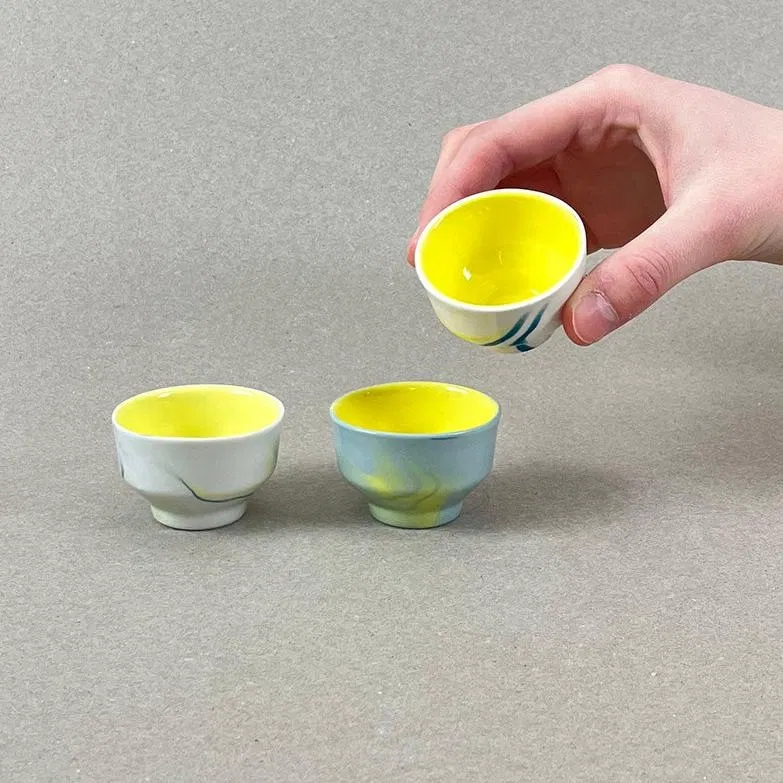 Porcelaine teintée dans la masse. Pièces à colorations variables. Intérieur jaune - plateau de bois non fourni Dim. : diam 4 cm, h : 3,5cm Un ou plusieurs petits pots à épices, sauces et condiments pour pimenter vos mixtures de printemps les plus magiques… saupoudrez, mélangez, et surtout laissez-vous embarquer par le pouvoir de ce breuvage. N'oubliez pas d'aller écouter le motif musical associé à cette collection.