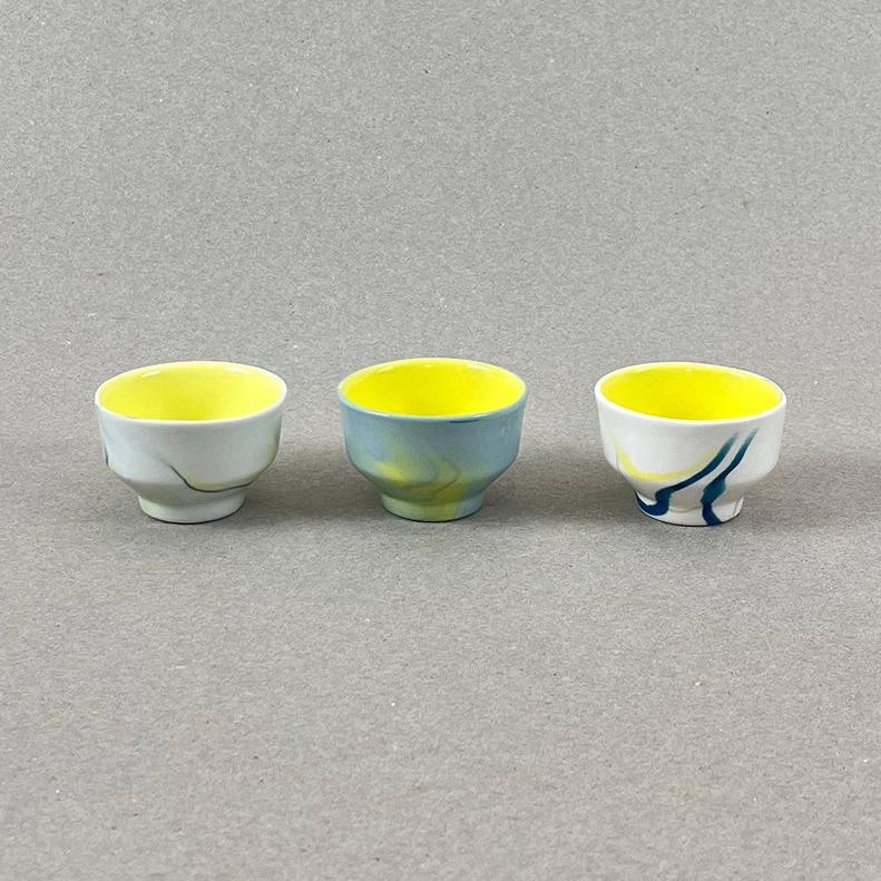 Porcelaine teintée dans la masse. Pièces à colorations variables. Intérieur jaune - plateau de bois non fourni Dim. : diam 4 cm, h : 3,5cm Un ou plusieurs petits pots à épices, sauces et condiments pour pimenter vos mixtures de printemps les plus magiques… saupoudrez, mélangez, et surtout laissez-vous embarquer par le pouvoir de ce breuvage. N'oubliez pas d'aller écouter le motif musical associé à cette collection.
