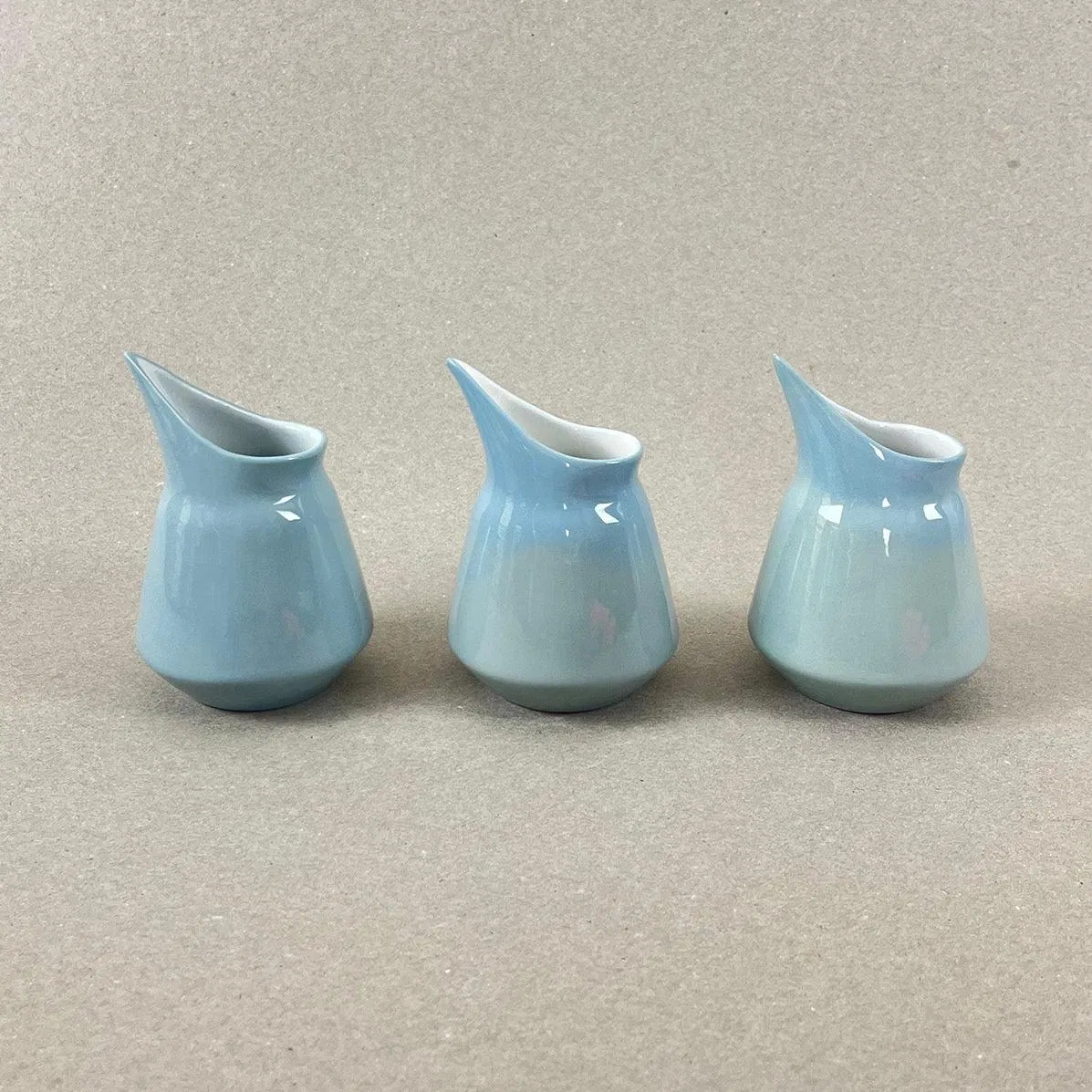 Porcelaine teintée dans la masse. Pièces à colorations variables. Dim. : diam 6,3 cm, h : 9,4 cm Ce petit pot vous offre une occasion unique de personnaliser vos potions avec ou sans alcool par une touche de couleur à la surface … sa tête d’oiseau ne vous laissera pas ignorer le printemps, et ses jours qui rallongent ! N'oubliez pas d'aller écouter le motif musical associé à cette collection.